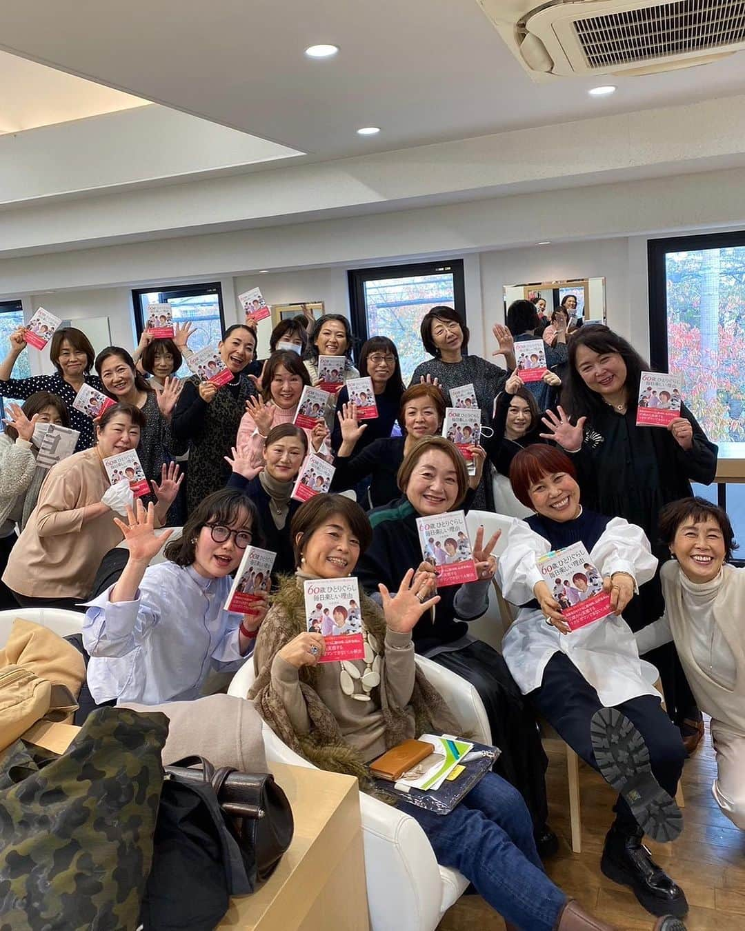 山本浩未のインスタグラム：「全国横断BOOKTOUR📕 ＠芦屋  姫路や四国、東京からも！たくさんの素敵な皆さんにお集まりいただきました。 10数年前、審査員を務めたshuuemura杯メイクコンテストで入賞された美容師さんやBCされてた方もいらして、事前に書いていただいた質問もユニークで楽しかったー😆💕  満席御礼🈵 ありがとうございました♥️♥️♥️♥️♥️♥️  #60歳ひとりぐらし毎日楽しい理由 #60歳毎日楽しい理由 #日本全国ブックツアー #山本浩未のBOOKTOUR #ズカ姫チャート #芦屋 #WHITEHOUSE芦屋さくら並木店 #uzufuloufushi #20neo  #sunao #kobako キャプションを入力…」