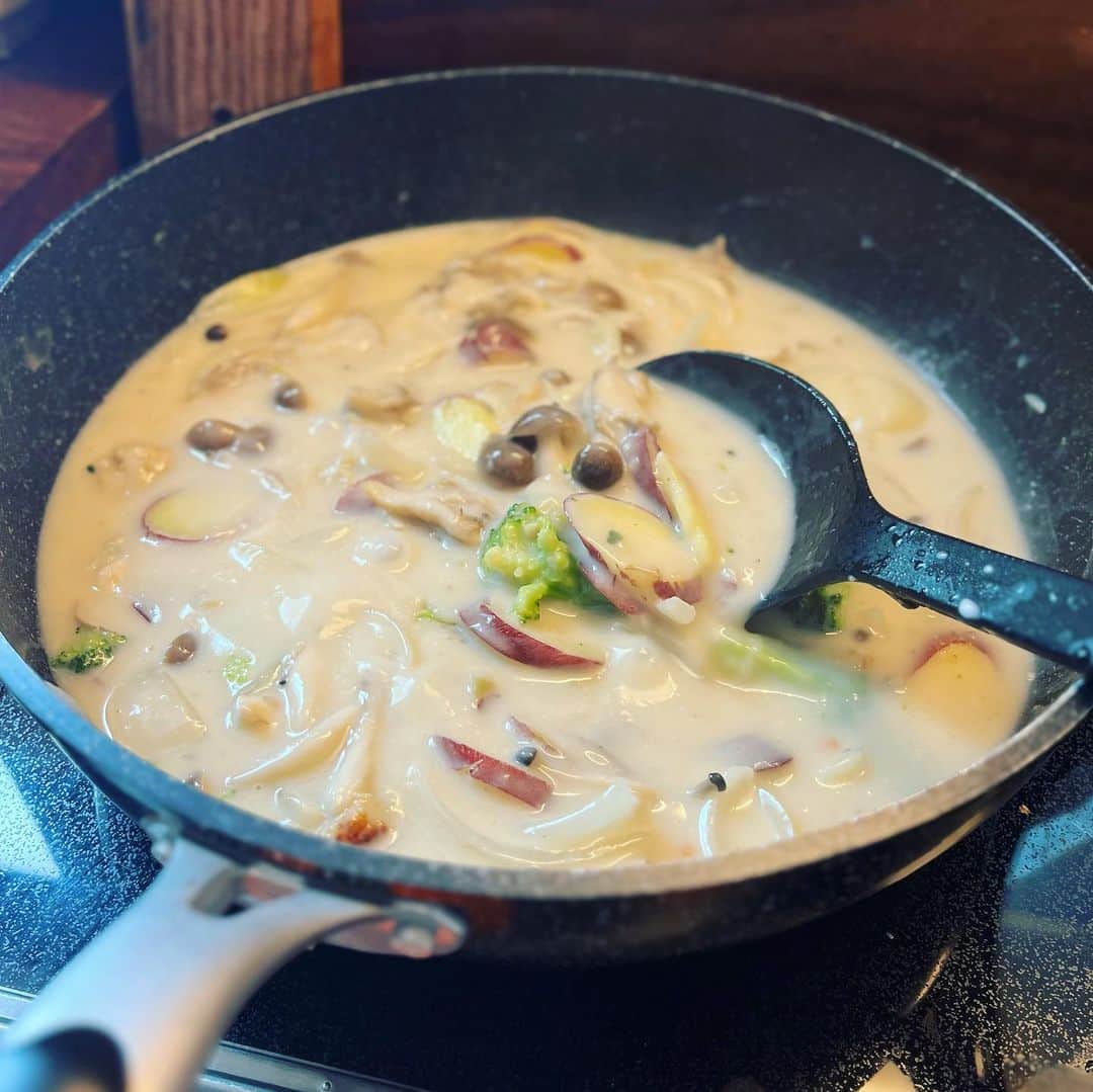 TOGGYのインスタグラム：「ハチミツが固まり始める冬の朝⛄  保存食のシチューを作ろうと キノコ類とサツマイモ、玉ねぎ・ブロッコリーを炒めて煮こんで完成！  一食目は全粒粉パスタと共に🍝」
