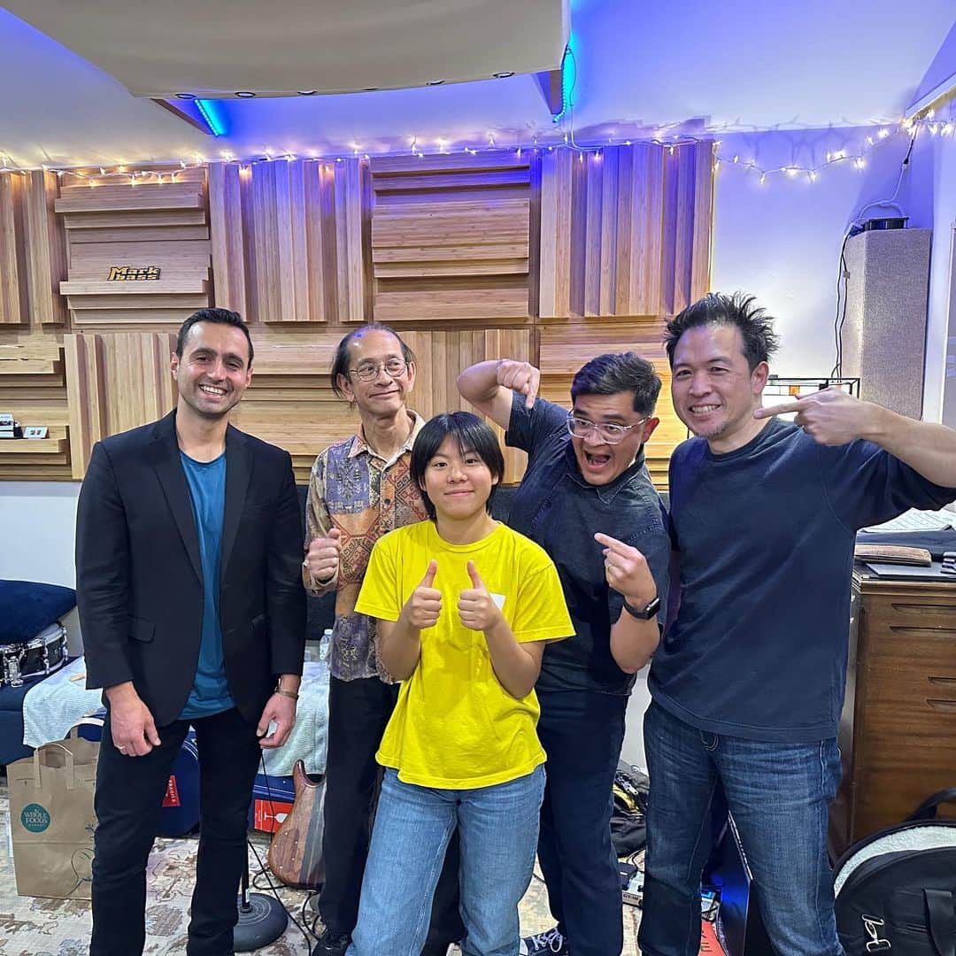 かねあいよよかのインスタグラム：「On the second day in San Jose, we recorded our album. This time, a keyboard player joined us for the first time, and it was a very exciting recording session as we all worked together to come up with the arrangements. I believe all of those songs turned out to be great. Please look forward to the release of next album.  Thank you so much to everyone we met over the two days! I would like to express my utmost gratitude to Mr. Hoshi and Hisaura family for their support. We look forward to playing in the Bay Area again.  Saturday, Nov 11 at @dougpohorski 's Studio: Ken Okada @jazzr777 - Bass Yoyoka Soma - Drums Ben Torres @bentosax - Tenor sax Murray Low - Piano / Keyboard Hristo Vitchev @hristovitchev - Guitar Akifumi Soma @soulmarkifme - Drums tech Brianna Torres - Camera  #kenokadagroup #jazz #fusion #yoyoka #sanjose #bayarea #recording #recordingstudio」