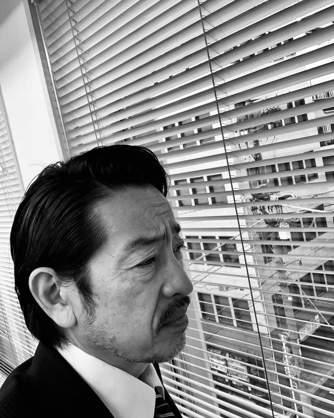 木村圭作のインスタグラム：「自撮りです。 ヤ◯ザ役じゃないです。 顔がコワいと言われます。 ヤ◯ザ役じゃないです。」