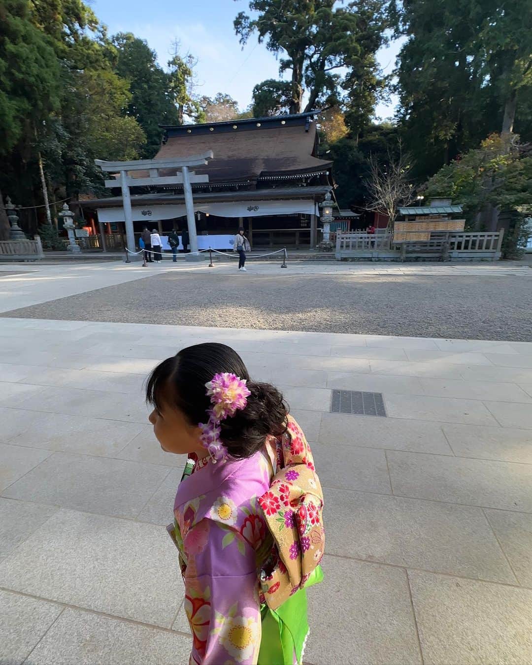 長澤奈央のインスタグラム：「娘の七五三👘 着付けした後は苦しい、早く脱ぎたいと言っていたけど最後までニコニコで頑張ってくれました。 これからも伸び伸びと健やかに成長してほしいです。 #七五三」