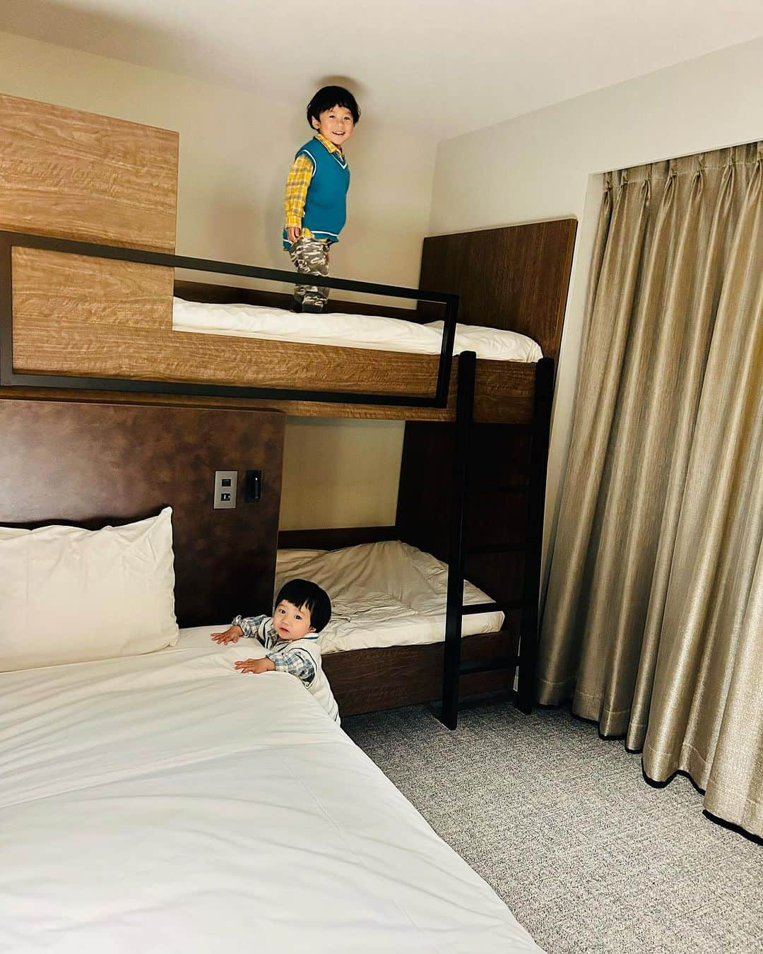 世手子のインスタグラム：「【PR】 Hokkaido trip☃️ Children are very excited about the spacious room🦕🦖💨 Fun Otaru（＾ω＾） 先日の #子連れ旅 泊まったホテルは @alphabedinn_hotel  #alphabedinn #小樽ホテル #アルファベッドイン小樽駅前  めっちゃ広いお部屋に0歳児と3歳児は大興奮www #小樽観光 #小樽旅行 #小樽ワーケーション #家族連れにおすすめ #カップルにおすすめ #船見坂 #小樽駅 #おしゃれホテル です(о´∀`о) 「 #OTRARU #ノスタルジー 」がコンセプトのお洒落なシェアキッチンも備えたホテル(*ﾟ∀ﾟ*) 最大7名まで宿泊可能(*≧∀≦*) 目的やニーズに合わせて選べる5タイプのお部屋があるよ(o^^o) 小樽駅から徒歩2分の好立地(*´꒳`*) しかも無人対応なので素早くチェックインできるのも魅力的♪(๑ᴖ◡ᴖ๑)♪ 子連れでいける幸せ(*´ω`*)  #子連れ旅行 #子連れ北海道」