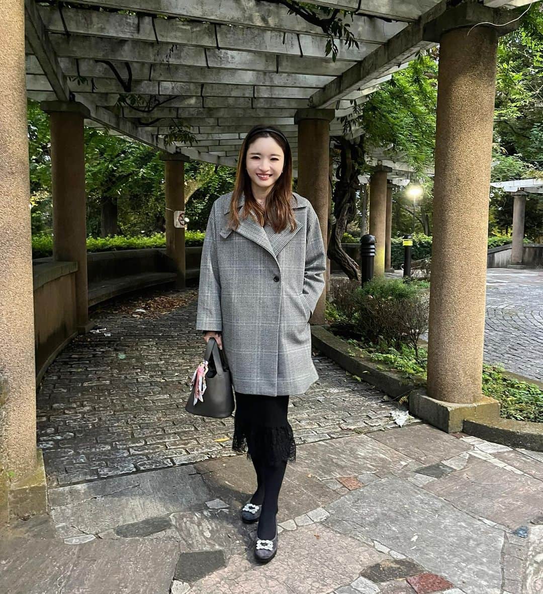 AriizumiEmaのインスタグラム：「ご近所コーディネート。 髪はカチューシャをしただけ🙂 急に真冬になったので、ウールライクコートを着ました。 @elura_official   さっと羽織れて軽くて楽😉  ☑️バッグは楽天ルームに載せています。 ストーリーに楽天ルームのリンクを貼りました💕  #fashion#ootd#codinate#instafashion #コーディネート#アラフォー#アラサー#アラフィフ #大人コーデ #お仕事コーデ  #大人ファッション #大人可愛い #韓国ファッション#綺麗めコーデ#きれいめコーデ#カチューシャ#プチプラコーデ#50歳コーデ」