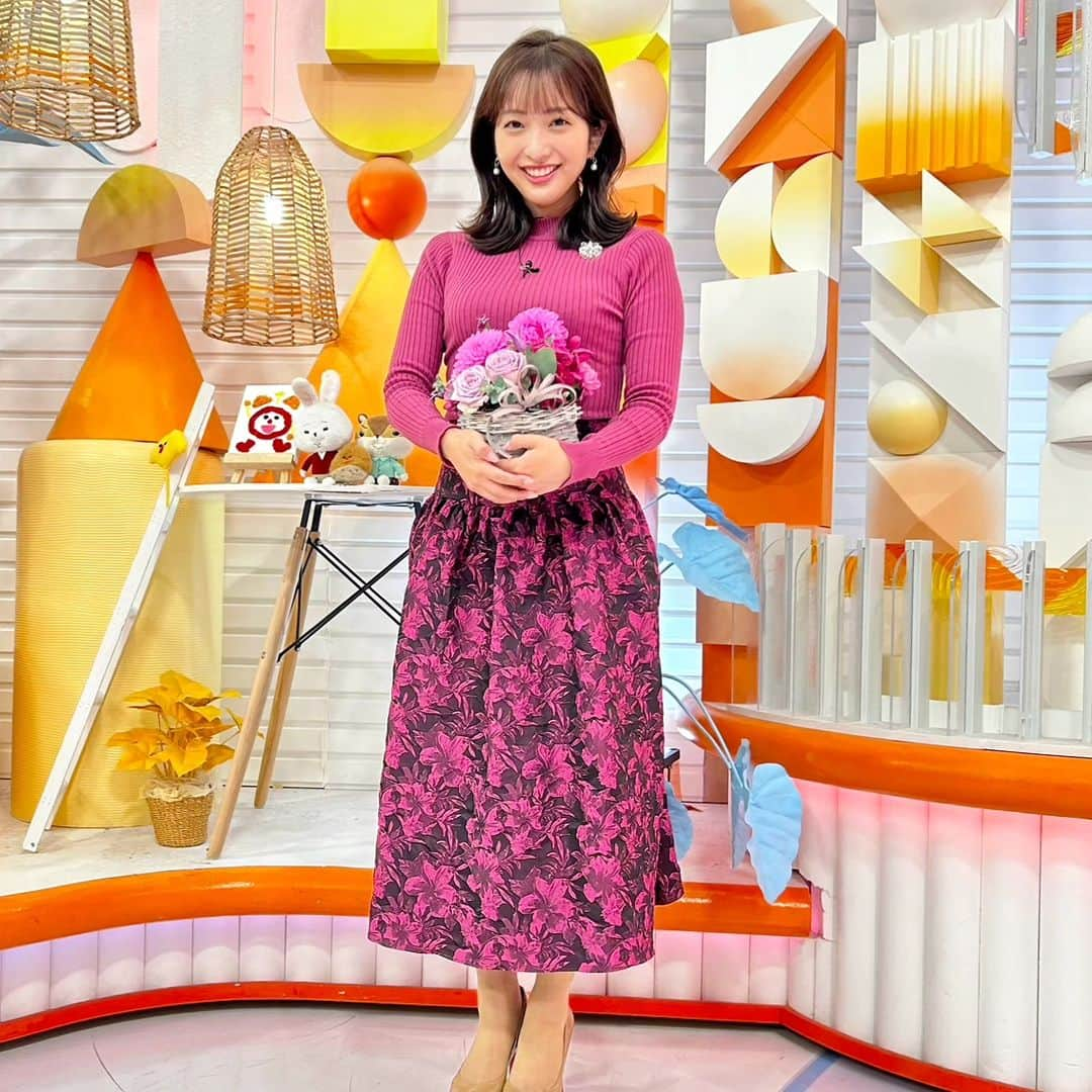 フジテレビ「めざましテレビ」さんのインスタグラム写真 - (フジテレビ「めざましテレビ」Instagram)「まりのです😉  きょうご紹介したのはダリア🌸 いつものごとくダリアポーズを考えたところ、酒主アナから「ジャガー？」と言われました😗 今日だけはダリアってことにしてもらいました😗  でも、いつも写真を撮るときになると酒主アナは私のポーズ提案待ちをするんです。 なんだかんだ楽しみにしてるんです。絶対！うん、きっと、、！😭  #きっとそうだ #そう思っておく  #藤本万梨乃 #酒主義久 #めざましテレビ」11月14日 10時49分 - mezamashi.tv