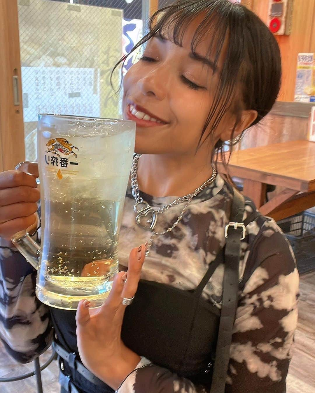 ありぃのインスタグラム：「🍻🍻🍻 今日からダイエットだから、お酒また減らさないと😂 。 。 。 #乾杯🍻 #kawaiiblackgirls #被写体 #ハイボール女子 #幸せ」