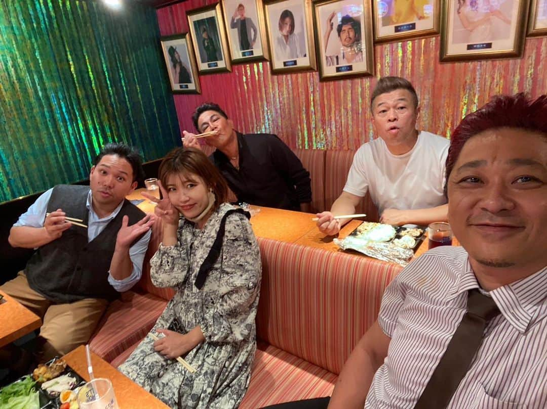 中村愛さんのインスタグラム写真 - (中村愛Instagram)「🎤♡ ・ ・ ・ #そっくり館キサラ 昨日出演していました！ 来ていただいた方ありがとございました❣️♡  珍しく！まかないを食べている様子🫶 ほんとーにキサラのメンバーは みーんな仲良しなんです🤝🤲 #ものまね #モノマネ  次回は12/6.13ですっ☺️☺️  是非今年最後の！よろしくお願いします🥺」11月14日 10時50分 - nakamuramura_ai