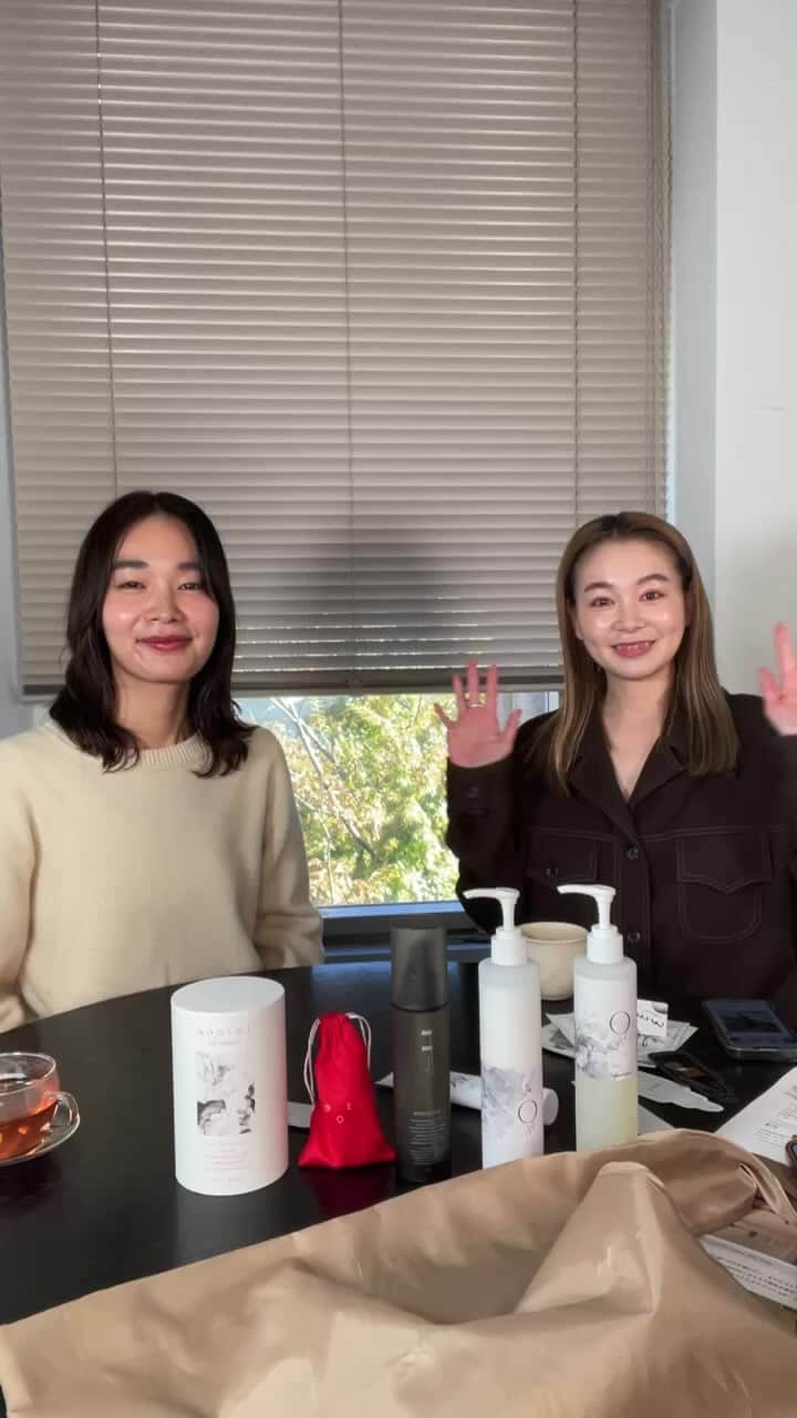 コスメキッチンのインスタグラム：「HAPPY BAG 2024本日より予約開始 3ブランドリレーでご紹介ライブ🎍  @makeupkitchen_official  @biople  ＼ WEB STORE 本日予約開始🎍 ／  - Cosme Kitchen HAPPY BAG 2024  ハッピーな新年を彩る、コスメキッチンの人気アイテムを詰め込んだ数量限定バッグがコスメキッチン WEB STOREにて予約開始！🛍️  髪や肌に優しいアルカリ還元イオン水をベースに、補修、保湿力に優れた成分配合にこだわった、O by Fのシャンプー、トリートメントをはじめ、コスメキッチンの化粧品部門で1位を取り続けているF organicsのモイスチャーローション、美味しくビタミンC補給を叶えるto/oneのフラワーティーフレッシュベリーが現品サイズでイン。 また、このキットでしか手に入らないsoelの限定ポーチに入ったセサミオイルもセットになって、約20,000円相当が8,800円（税込）に！🧧  さらには、VTのシートマスク2枚や、elecuireのヘアケアアイテム、お試しサイズの大人気m.m.mのスキンスムーザーをはじめ、発売前のアイテムが一足先にお楽しみいただけるサシェをラインアップ。  ■キット内容 @obyf.jp モイストシャンプー 250mL ・【O by F】リペアトリートメント 250g @forganics_jp  モイスチャーローション 150mL @toonecosmetics  フラワーティー フレッシュベリー＜20包＞ @ecostore.jp  トゥースペースト＜ホワイトニング＞ 100g @soel_oil  LIVING-OIL オーガニックセサミオイル 30mL 限定ポーチ付き @vtcosmetics_japan VT シカナチュラル マスク 2枚 @snidelbeauty リファイニング パウダーウォッシュ サシェ @femmue_japan イルミナス ベルベット サシェ ・【FEMMUE】ルミエール ヴァイタルC サシェ @elecuir_official スリーエレメントシャンプー（L&F） サシェ ・【ele cuir】グロッシー＆スムースコンディショナー（L&F） サシェ ・【ele cuir】デュアル マスク (スカルプ＆ヘア) サシェ @mmmcosmetics_official スキンスムーザー PW ミニサイズ ・未発売アイテムのお楽しみサシェ ・【Cosme Kitchen】オリジナルエコバッグ  #cosmekitchen #コスメキッチン #naturalcosmetics #ナチュラルコスメ #ハッピーバッグ #happybag #福袋」