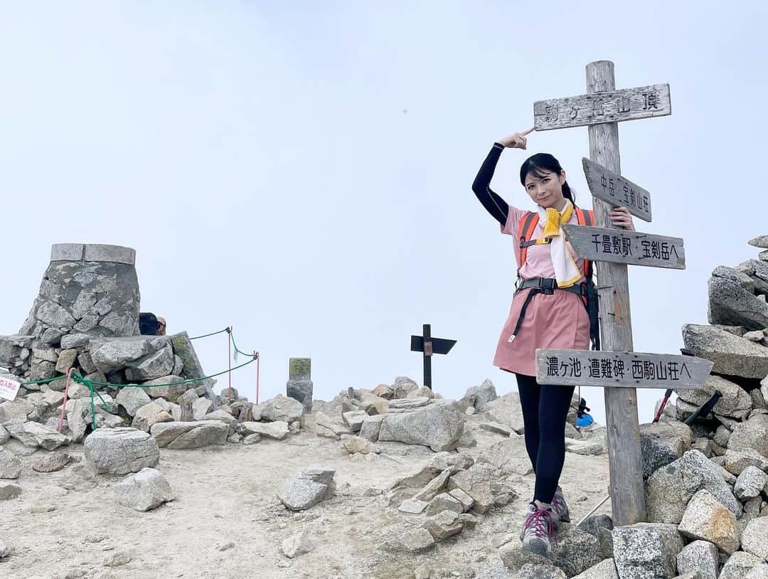 綾瀬麗奈さんのインスタグラム写真 - (綾瀬麗奈Instagram)「. 登山記録♡  8月末  日本百名山 木曽駒ヶ岳⛰️ 駒ヶ岳ロープウェイHPに掲載されている 中級者コースを参考にしました🥾✨  まずは菅の台バスセンターへ！ ここから一般車は入れないので、バスに乗り換え。 バス待ちの列に並ぶこと…45分…… 金曜なのに…？夏休みだったから？😇 やっと乗れたバスに30分程揺られ、しらび平駅に到着。 ロープウェイに乗り換えて、 スタート地点の日本最高所駅 千畳敷　着！！  10:30 登山スタート 〜中岳山頂 〜木曽駒ヶ岳山頂(経過時間　1時間45分程) お昼ご飯休憩🍚 せっかく山頂についたのに、眺めは絶望的🥲🥲 山頂どころか、ここまでガスってて何も見えず。 中級者コース進んでも見えないだろうし、 やめる？戻る？？でもここまできたのに、、 なんて会話をご飯がてら1時間程しまして☁️ (初級者コースはここで折り返して戻ります) せっかくなのでやはり進むことに！  以下中級者コース⛰️ 13:15頃　木曽駒ヶ岳山頂　出発 進み始めて30分程で だんだん視界が良くなってきて🥹 気がついたらすっっっごく綺麗な景色が目の前に😭🤍 進んでよかったって思った瞬間でした😭🤍 〜濃ヶ池分岐 〜濃ヶ池 〜駒飼ノ池  〜宝剣山荘あたりで初級者コースと合流  16:35 出発地点の千畳敷　着🕊️✨  休憩時間　1時間50分 歩行時間　4時間15分  今回の反省点はロープウェイの最終時間😇、 濃ヶ池あたりでこのままだと最終に乗れない事に気がついて… そこからは最大限出せる速さで進んで (しかもここから想定外の急なのぼり🤢) 間に合わなかったら山小屋泊になるので、 それだけは嫌すぎてもう必死で…… 若干メンタルやられつつ← とにかく前向いて、とにかく足を前に出して (2〜3歩進んだら止まっちゃうくらいしんどかった🤢) 諦めなかったらなんとかなるもので 予定よりもかなりはやい下山に成功し、 ロープウェイの最終にも無事に乗れました🥰💐 本当によかったー、、、  よく考えたら、最初のバス待ち45分が一番の想定外だ🤣🤣 45分あったら余裕で間に合ったのに😇  皆さんもお気をつけください…  特にお気に入りの1枚はまた次の投稿で♡♡  .  大量に浴びた紫外線のケアは、  ヘア💇‍♀️ @precious_beauty_meieki さん @kotoeh さん♡  お肌💆‍♀️ @menard.nagoya さん @ebiharamiki さん♡ @menard.kayo さん♡  本当にありがとうございます🥲💕  .  #木曽駒ヶ岳　#駒ヶ岳　#中央アルプス　#日本百名山　#千畳敷カール　#千畳敷　#宝剣岳　#中岳　#濃ヶ池　#馬の背　#長野登山　#登山　#登山女子　#山ガール　#登山記録　#登山日記　#山日記　#山女子　#百名山　#登山初心者」11月14日 10時54分 - ayasereina