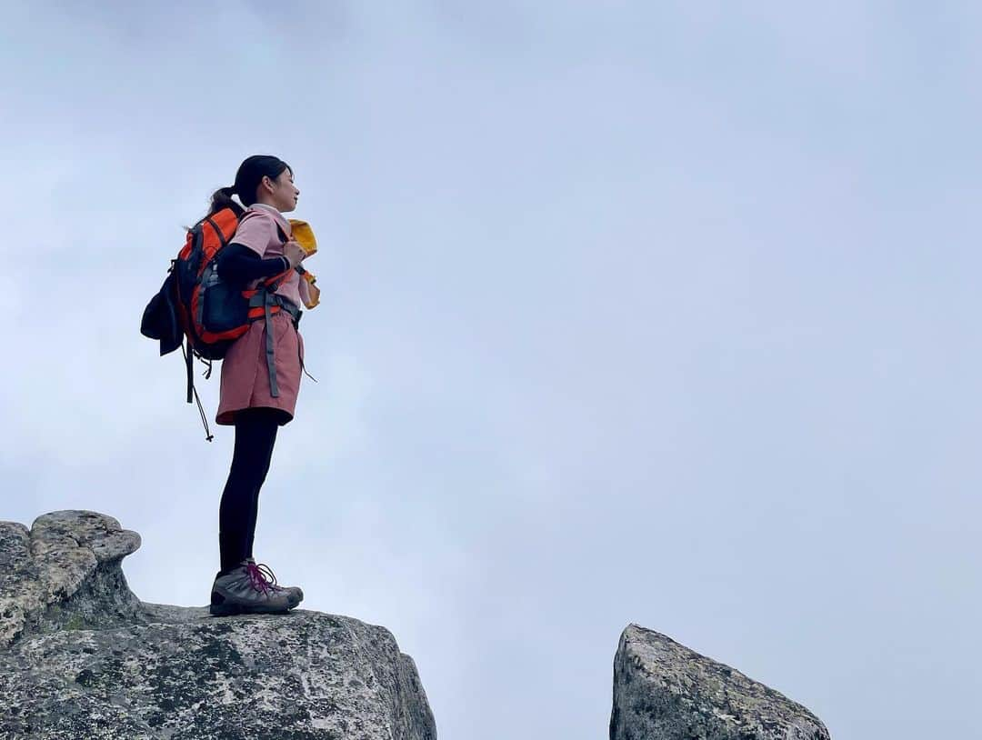 綾瀬麗奈さんのインスタグラム写真 - (綾瀬麗奈Instagram)「. 登山記録♡  8月末  日本百名山 木曽駒ヶ岳⛰️ 駒ヶ岳ロープウェイHPに掲載されている 中級者コースを参考にしました🥾✨  まずは菅の台バスセンターへ！ ここから一般車は入れないので、バスに乗り換え。 バス待ちの列に並ぶこと…45分…… 金曜なのに…？夏休みだったから？😇 やっと乗れたバスに30分程揺られ、しらび平駅に到着。 ロープウェイに乗り換えて、 スタート地点の日本最高所駅 千畳敷　着！！  10:30 登山スタート 〜中岳山頂 〜木曽駒ヶ岳山頂(経過時間　1時間45分程) お昼ご飯休憩🍚 せっかく山頂についたのに、眺めは絶望的🥲🥲 山頂どころか、ここまでガスってて何も見えず。 中級者コース進んでも見えないだろうし、 やめる？戻る？？でもここまできたのに、、 なんて会話をご飯がてら1時間程しまして☁️ (初級者コースはここで折り返して戻ります) せっかくなのでやはり進むことに！  以下中級者コース⛰️ 13:15頃　木曽駒ヶ岳山頂　出発 進み始めて30分程で だんだん視界が良くなってきて🥹 気がついたらすっっっごく綺麗な景色が目の前に😭🤍 進んでよかったって思った瞬間でした😭🤍 〜濃ヶ池分岐 〜濃ヶ池 〜駒飼ノ池  〜宝剣山荘あたりで初級者コースと合流  16:35 出発地点の千畳敷　着🕊️✨  休憩時間　1時間50分 歩行時間　4時間15分  今回の反省点はロープウェイの最終時間😇、 濃ヶ池あたりでこのままだと最終に乗れない事に気がついて… そこからは最大限出せる速さで進んで (しかもここから想定外の急なのぼり🤢) 間に合わなかったら山小屋泊になるので、 それだけは嫌すぎてもう必死で…… 若干メンタルやられつつ← とにかく前向いて、とにかく足を前に出して (2〜3歩進んだら止まっちゃうくらいしんどかった🤢) 諦めなかったらなんとかなるもので 予定よりもかなりはやい下山に成功し、 ロープウェイの最終にも無事に乗れました🥰💐 本当によかったー、、、  よく考えたら、最初のバス待ち45分が一番の想定外だ🤣🤣 45分あったら余裕で間に合ったのに😇  皆さんもお気をつけください…  特にお気に入りの1枚はまた次の投稿で♡♡  .  大量に浴びた紫外線のケアは、  ヘア💇‍♀️ @precious_beauty_meieki さん @kotoeh さん♡  お肌💆‍♀️ @menard.nagoya さん @ebiharamiki さん♡ @menard.kayo さん♡  本当にありがとうございます🥲💕  .  #木曽駒ヶ岳　#駒ヶ岳　#中央アルプス　#日本百名山　#千畳敷カール　#千畳敷　#宝剣岳　#中岳　#濃ヶ池　#馬の背　#長野登山　#登山　#登山女子　#山ガール　#登山記録　#登山日記　#山日記　#山女子　#百名山　#登山初心者」11月14日 10時54分 - ayasereina