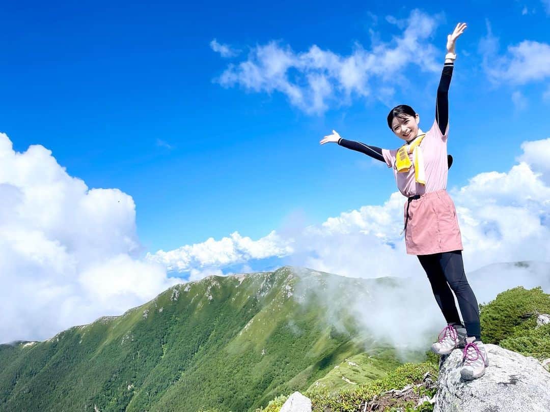 綾瀬麗奈さんのインスタグラム写真 - (綾瀬麗奈Instagram)「. 登山記録♡  8月末  日本百名山 木曽駒ヶ岳⛰️ 駒ヶ岳ロープウェイHPに掲載されている 中級者コースを参考にしました🥾✨  まずは菅の台バスセンターへ！ ここから一般車は入れないので、バスに乗り換え。 バス待ちの列に並ぶこと…45分…… 金曜なのに…？夏休みだったから？😇 やっと乗れたバスに30分程揺られ、しらび平駅に到着。 ロープウェイに乗り換えて、 スタート地点の日本最高所駅 千畳敷　着！！  10:30 登山スタート 〜中岳山頂 〜木曽駒ヶ岳山頂(経過時間　1時間45分程) お昼ご飯休憩🍚 せっかく山頂についたのに、眺めは絶望的🥲🥲 山頂どころか、ここまでガスってて何も見えず。 中級者コース進んでも見えないだろうし、 やめる？戻る？？でもここまできたのに、、 なんて会話をご飯がてら1時間程しまして☁️ (初級者コースはここで折り返して戻ります) せっかくなのでやはり進むことに！  以下中級者コース⛰️ 13:15頃　木曽駒ヶ岳山頂　出発 進み始めて30分程で だんだん視界が良くなってきて🥹 気がついたらすっっっごく綺麗な景色が目の前に😭🤍 進んでよかったって思った瞬間でした😭🤍 〜濃ヶ池分岐 〜濃ヶ池 〜駒飼ノ池  〜宝剣山荘あたりで初級者コースと合流  16:35 出発地点の千畳敷　着🕊️✨  休憩時間　1時間50分 歩行時間　4時間15分  今回の反省点はロープウェイの最終時間😇、 濃ヶ池あたりでこのままだと最終に乗れない事に気がついて… そこからは最大限出せる速さで進んで (しかもここから想定外の急なのぼり🤢) 間に合わなかったら山小屋泊になるので、 それだけは嫌すぎてもう必死で…… 若干メンタルやられつつ← とにかく前向いて、とにかく足を前に出して (2〜3歩進んだら止まっちゃうくらいしんどかった🤢) 諦めなかったらなんとかなるもので 予定よりもかなりはやい下山に成功し、 ロープウェイの最終にも無事に乗れました🥰💐 本当によかったー、、、  よく考えたら、最初のバス待ち45分が一番の想定外だ🤣🤣 45分あったら余裕で間に合ったのに😇  皆さんもお気をつけください…  特にお気に入りの1枚はまた次の投稿で♡♡  .  大量に浴びた紫外線のケアは、  ヘア💇‍♀️ @precious_beauty_meieki さん @kotoeh さん♡  お肌💆‍♀️ @menard.nagoya さん @ebiharamiki さん♡ @menard.kayo さん♡  本当にありがとうございます🥲💕  .  #木曽駒ヶ岳　#駒ヶ岳　#中央アルプス　#日本百名山　#千畳敷カール　#千畳敷　#宝剣岳　#中岳　#濃ヶ池　#馬の背　#長野登山　#登山　#登山女子　#山ガール　#登山記録　#登山日記　#山日記　#山女子　#百名山　#登山初心者」11月14日 10時54分 - ayasereina