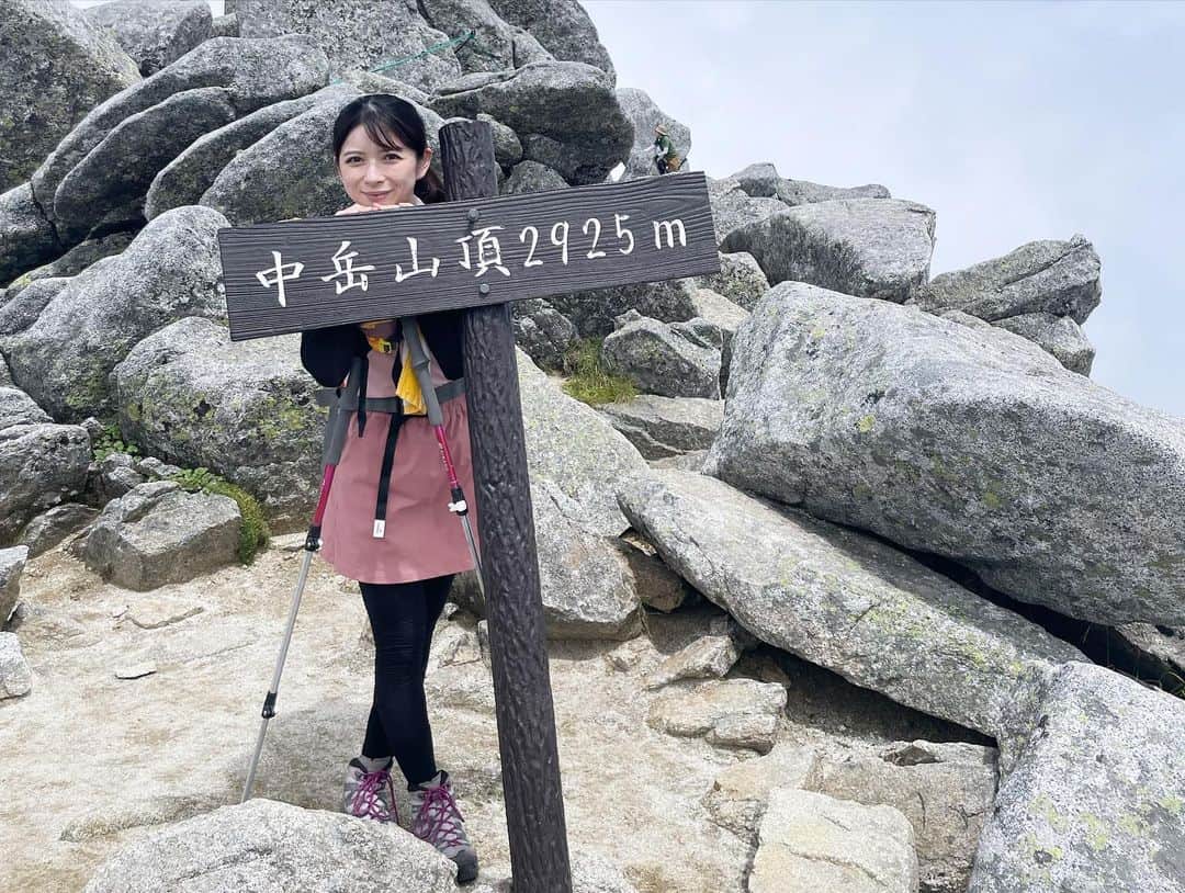 綾瀬麗奈さんのインスタグラム写真 - (綾瀬麗奈Instagram)「. 登山記録♡  8月末  日本百名山 木曽駒ヶ岳⛰️ 駒ヶ岳ロープウェイHPに掲載されている 中級者コースを参考にしました🥾✨  まずは菅の台バスセンターへ！ ここから一般車は入れないので、バスに乗り換え。 バス待ちの列に並ぶこと…45分…… 金曜なのに…？夏休みだったから？😇 やっと乗れたバスに30分程揺られ、しらび平駅に到着。 ロープウェイに乗り換えて、 スタート地点の日本最高所駅 千畳敷　着！！  10:30 登山スタート 〜中岳山頂 〜木曽駒ヶ岳山頂(経過時間　1時間45分程) お昼ご飯休憩🍚 せっかく山頂についたのに、眺めは絶望的🥲🥲 山頂どころか、ここまでガスってて何も見えず。 中級者コース進んでも見えないだろうし、 やめる？戻る？？でもここまできたのに、、 なんて会話をご飯がてら1時間程しまして☁️ (初級者コースはここで折り返して戻ります) せっかくなのでやはり進むことに！  以下中級者コース⛰️ 13:15頃　木曽駒ヶ岳山頂　出発 進み始めて30分程で だんだん視界が良くなってきて🥹 気がついたらすっっっごく綺麗な景色が目の前に😭🤍 進んでよかったって思った瞬間でした😭🤍 〜濃ヶ池分岐 〜濃ヶ池 〜駒飼ノ池  〜宝剣山荘あたりで初級者コースと合流  16:35 出発地点の千畳敷　着🕊️✨  休憩時間　1時間50分 歩行時間　4時間15分  今回の反省点はロープウェイの最終時間😇、 濃ヶ池あたりでこのままだと最終に乗れない事に気がついて… そこからは最大限出せる速さで進んで (しかもここから想定外の急なのぼり🤢) 間に合わなかったら山小屋泊になるので、 それだけは嫌すぎてもう必死で…… 若干メンタルやられつつ← とにかく前向いて、とにかく足を前に出して (2〜3歩進んだら止まっちゃうくらいしんどかった🤢) 諦めなかったらなんとかなるもので 予定よりもかなりはやい下山に成功し、 ロープウェイの最終にも無事に乗れました🥰💐 本当によかったー、、、  よく考えたら、最初のバス待ち45分が一番の想定外だ🤣🤣 45分あったら余裕で間に合ったのに😇  皆さんもお気をつけください…  特にお気に入りの1枚はまた次の投稿で♡♡  .  大量に浴びた紫外線のケアは、  ヘア💇‍♀️ @precious_beauty_meieki さん @kotoeh さん♡  お肌💆‍♀️ @menard.nagoya さん @ebiharamiki さん♡ @menard.kayo さん♡  本当にありがとうございます🥲💕  .  #木曽駒ヶ岳　#駒ヶ岳　#中央アルプス　#日本百名山　#千畳敷カール　#千畳敷　#宝剣岳　#中岳　#濃ヶ池　#馬の背　#長野登山　#登山　#登山女子　#山ガール　#登山記録　#登山日記　#山日記　#山女子　#百名山　#登山初心者」11月14日 10時54分 - ayasereina