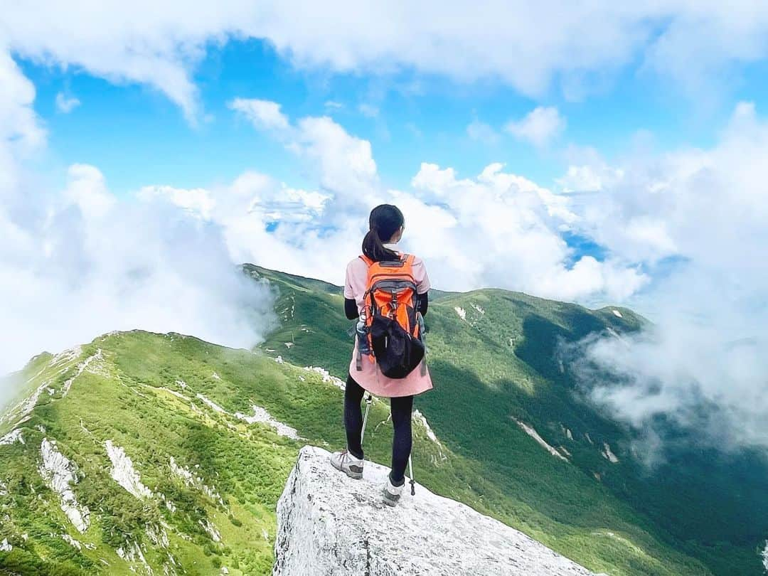 綾瀬麗奈のインスタグラム：「. 登山記録♡  8月末  日本百名山 木曽駒ヶ岳⛰️ 駒ヶ岳ロープウェイHPに掲載されている 中級者コースを参考にしました🥾✨  まずは菅の台バスセンターへ！ ここから一般車は入れないので、バスに乗り換え。 バス待ちの列に並ぶこと…45分…… 金曜なのに…？夏休みだったから？😇 やっと乗れたバスに30分程揺られ、しらび平駅に到着。 ロープウェイに乗り換えて、 スタート地点の日本最高所駅 千畳敷　着！！  10:30 登山スタート 〜中岳山頂 〜木曽駒ヶ岳山頂(経過時間　1時間45分程) お昼ご飯休憩🍚 せっかく山頂についたのに、眺めは絶望的🥲🥲 山頂どころか、ここまでガスってて何も見えず。 中級者コース進んでも見えないだろうし、 やめる？戻る？？でもここまできたのに、、 なんて会話をご飯がてら1時間程しまして☁️ (初級者コースはここで折り返して戻ります) せっかくなのでやはり進むことに！  以下中級者コース⛰️ 13:15頃　木曽駒ヶ岳山頂　出発 進み始めて30分程で だんだん視界が良くなってきて🥹 気がついたらすっっっごく綺麗な景色が目の前に😭🤍 進んでよかったって思った瞬間でした😭🤍 〜濃ヶ池分岐 〜濃ヶ池 〜駒飼ノ池  〜宝剣山荘あたりで初級者コースと合流  16:35 出発地点の千畳敷　着🕊️✨  休憩時間　1時間50分 歩行時間　4時間15分  今回の反省点はロープウェイの最終時間😇、 濃ヶ池あたりでこのままだと最終に乗れない事に気がついて… そこからは最大限出せる速さで進んで (しかもここから想定外の急なのぼり🤢) 間に合わなかったら山小屋泊になるので、 それだけは嫌すぎてもう必死で…… 若干メンタルやられつつ← とにかく前向いて、とにかく足を前に出して (2〜3歩進んだら止まっちゃうくらいしんどかった🤢) 諦めなかったらなんとかなるもので 予定よりもかなりはやい下山に成功し、 ロープウェイの最終にも無事に乗れました🥰💐 本当によかったー、、、  よく考えたら、最初のバス待ち45分が一番の想定外だ🤣🤣 45分あったら余裕で間に合ったのに😇  皆さんもお気をつけください…  特にお気に入りの1枚はまた次の投稿で♡♡  .  大量に浴びた紫外線のケアは、  ヘア💇‍♀️ @precious_beauty_meieki さん @kotoeh さん♡  お肌💆‍♀️ @menard.nagoya さん @ebiharamiki さん♡ @menard.kayo さん♡  本当にありがとうございます🥲💕  .  #木曽駒ヶ岳　#駒ヶ岳　#中央アルプス　#日本百名山　#千畳敷カール　#千畳敷　#宝剣岳　#中岳　#濃ヶ池　#馬の背　#長野登山　#登山　#登山女子　#山ガール　#登山記録　#登山日記　#山日記　#山女子　#百名山　#登山初心者」