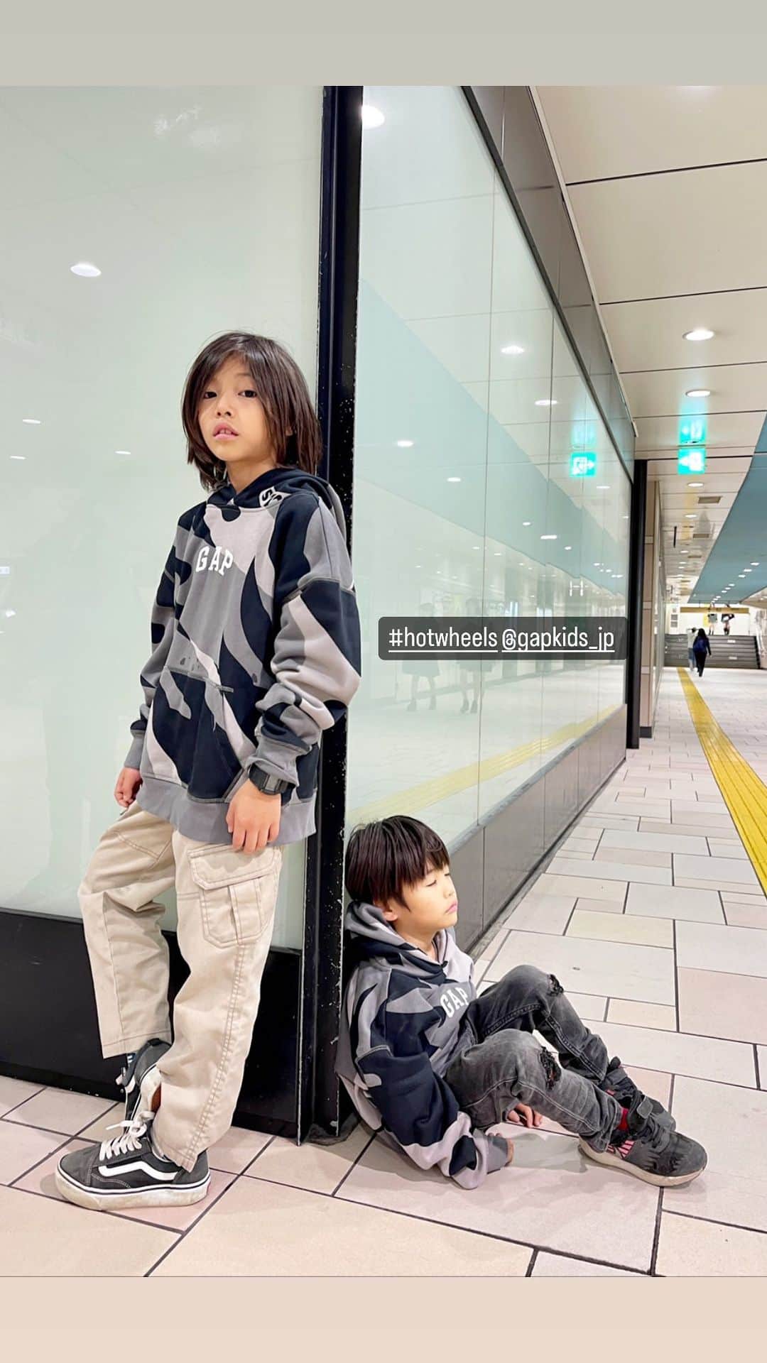 SAYUKIのインスタグラム：「@gapkids_jp の#Hotwheels コラボのパーカー。 モノトーンなのに派手でカッコいい！  お揃い可愛いー💕と親も満足ですが、子供達も兄弟お揃い嬉しいようで、着ると張り切ってポーズ決めてくれます☺️💕  #SAYUKIsdj #兄弟コーデ　#兄弟リンクコーデ　#お揃い　#男の子ママ　#5歳コーデ　#9歳男子」