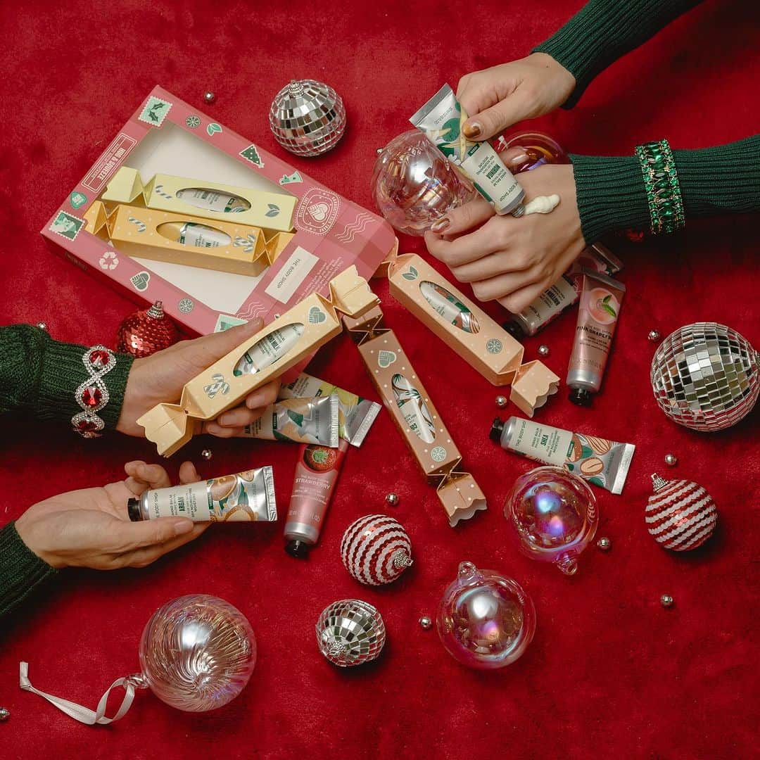 ボディショップのインスタグラム：「ハンドバームコレクション🎄👐✨  コミュニティフェアトレードで調達した 原料シアバター(保湿成分)配合の 5種類のハンドバームが オリジナルボックスに👏🎁  🎄甘くやわらかなアーモンドミルク 🎄ほんのり甘い余韻を残すココナッツ 🎄すっきり甘く優しいシア 🎄完熟の実を丸ごとかじったようにジューシィなマンゴー 🎄ホワイトフローラルのモリンガ  クリスマスパーティーで みんなでシェアするのもおすすめ🎄🎅🎈  #ザボディショップ #ホリデー #ハンドクリーム  #ユニセックス #リフレッシュタイム#セルフケア#スキンケア#ボディショップ#ヴィーガン #ヴィーガンコスメ #動物実験反対#クルエルティフリー #アニマルライツ #動物性不使用#プラントベース#エシカル#ビーガン #エコ#エコライフ #リサイクル #コミュニティフェアトレード #コスメ #美容 #thebodyshop」