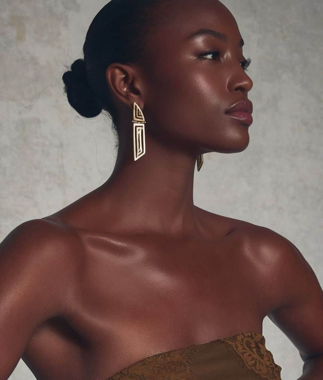 ウィンターケイトのインスタグラム：「Iconic in the Hera Earrings. 👁️✨」