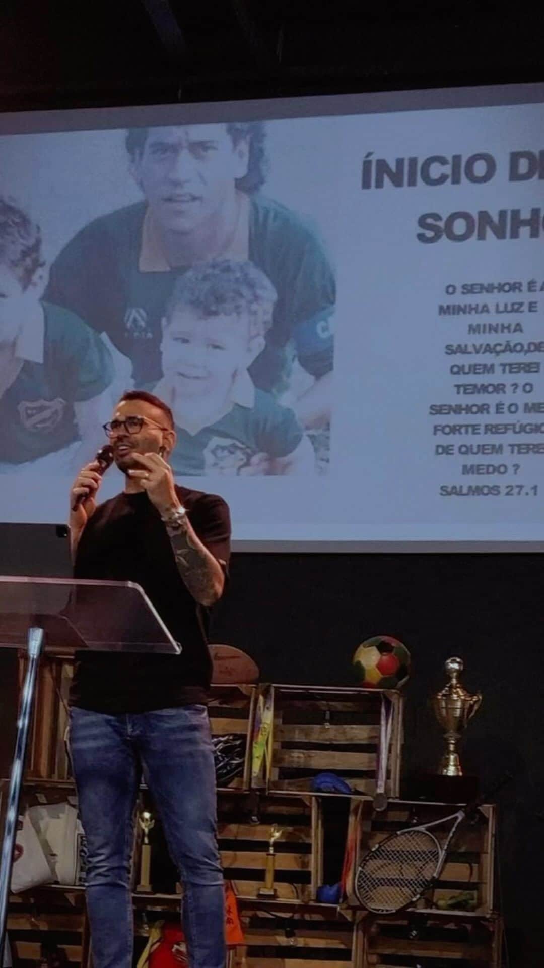 のインスタグラム：「Sábado tive o privilégio de contar minha história nos atletas de Cristo oficial @atletasoficial , Quero agradecer o pastor Rodrigo @rodrigo.braga.zuliani que é um presente de Deus em minha vida.  Obrigado a todos os envolvidos pelo carinho! Deus os abençoe 🙌🏻  #deusnocomando #gratidao #jesus #testemunho」