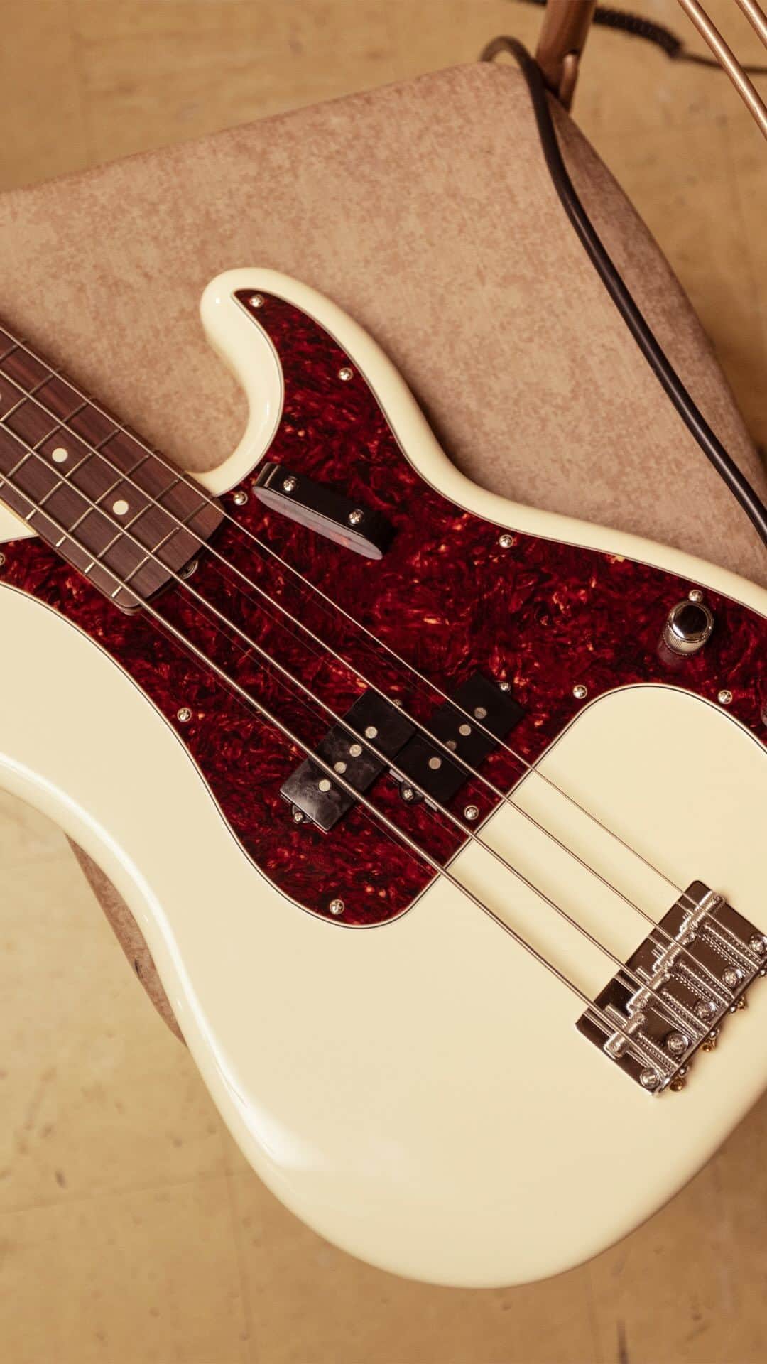 Fender Guitarのインスタグラム：「✨GIVEAWAY ✨ We’re taking you back in time to learn about the iconic Precision Bass, aka the instrument that changed the course of music forever. Shout out your favorite Bass Player in the comments for a chance to win your own Vintera II 60s P-Bass!  NO PURCHASE NECESSARY. 50 U.S. (D.C.) 18+. Ends 11/27/23. See Rules in Bio for how to enter & all details. Void where prohibited.」