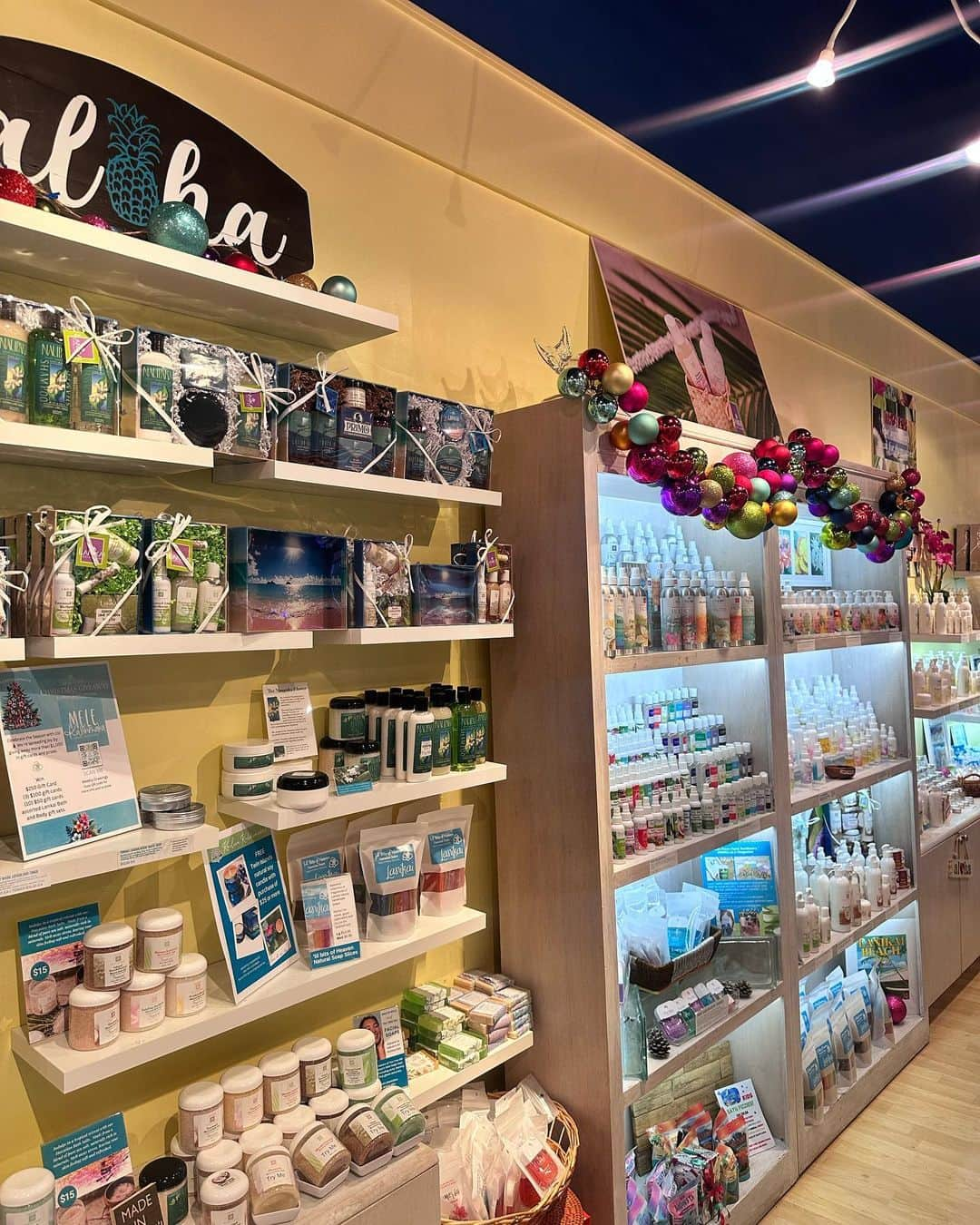 Lanikai Bath and Bodyさんのインスタグラム写真 - (Lanikai Bath and BodyInstagram)「True family business! Years ago before our grandson Benjamin was born, our daughter in law Lauren came up with the concept for our annual Christmas decorations in our Kailua store. It’s become a tradition to put our large ornament decor up every year. This year Ben came along to help; giving us ideas of where to place items throughout the store. He did great. #christmasishere #melekalikimaka #lanikaibathandbody」11月14日 1時59分 - lanikaibathandbody