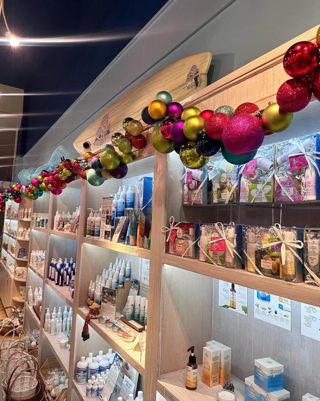 Lanikai Bath and Bodyのインスタグラム：「True family business! Years ago before our grandson Benjamin was born, our daughter in law Lauren came up with the concept for our annual Christmas decorations in our Kailua store. It’s become a tradition to put our large ornament decor up every year. This year Ben came along to help; giving us ideas of where to place items throughout the store. He did great. #christmasishere #melekalikimaka #lanikaibathandbody」