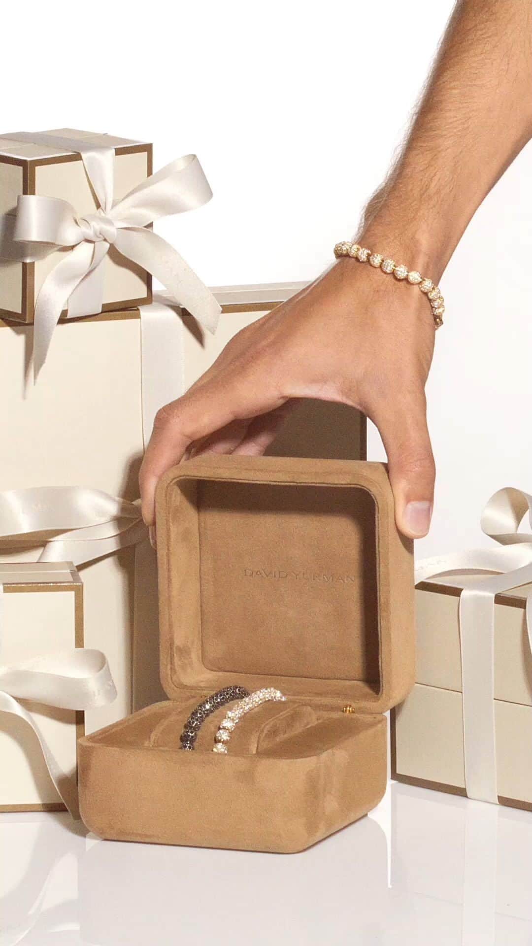 デイビット・ユーマンのインスタグラム：「Celebrate in style. Men’s Pavé Beads feature a sparkling mosaic of hand-set black or white diamonds.  #DavidYurman #DYSpiritualBeads」
