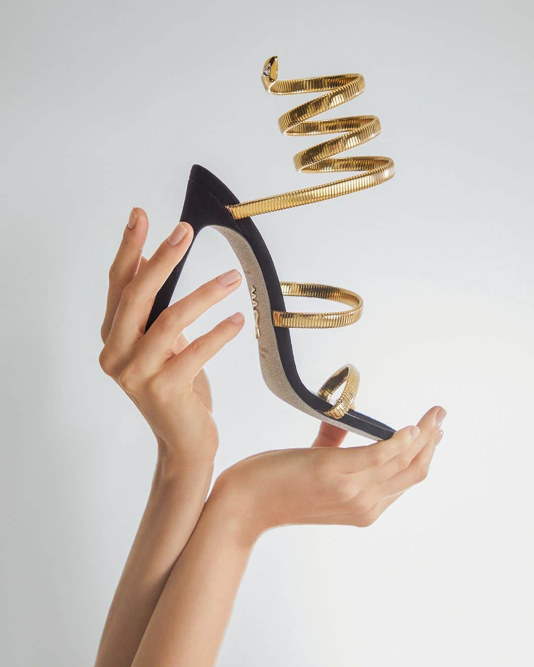 レネカオヴィラさんのインスタグラム写真 - (レネカオヴィラInstagram)「Ready to meet your new party partner? The Juniper sandal is here to offer the right amount of golden glamour.  #ReneCaovilla」11月14日 2時00分 - renecaovilla