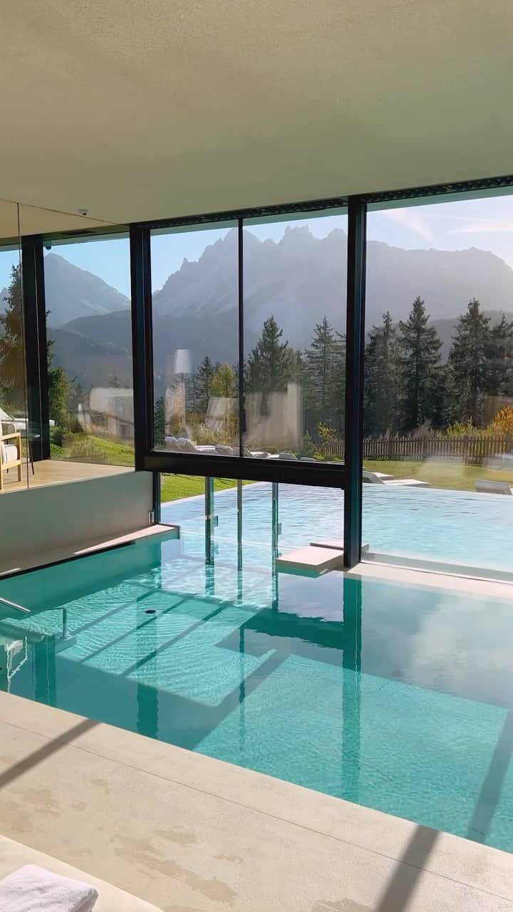 BEAUTIFUL HOTELSのインスタグラム：「@jetlaggednae dives into the allure of Forestis Dolomites in Italy! 🇮🇹 This retreat is a nature-infused masterpiece, boasting not only a top-tier spa, saunas, and a tempting pool with Dolomite views but also stunning rooms that frame the mountains like a living canvas. 🏞️🌲  📽 @jetlaggednae 📍 @forestis.dolomites, Brixen, Italy 🎶 Sparky Deathcap - September」