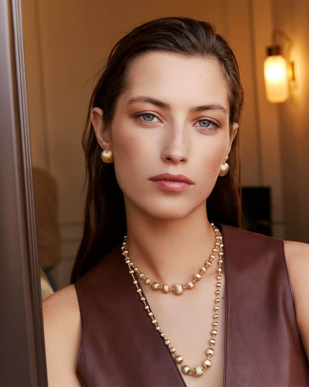 マルコ ビチェゴのインスタグラム：「Africa: a timeless collection of jewelry pieces that invite you to indulge in a tactile experience that is a testament to Marco Bicego’s quest for aesthetic pleasure.  #marcobicego #jewelry #gold #madeinitaly #engraving」