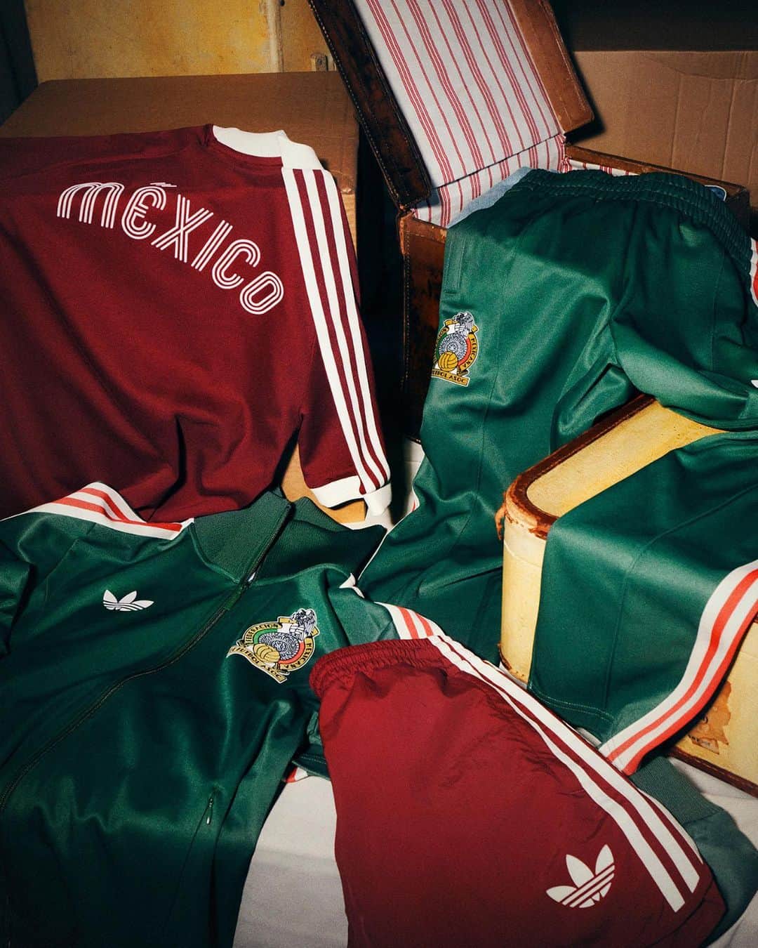adidas Footballさんのインスタグラム写真 - (adidas FootballInstagram)「VAMOS TODOSSS 🤤​ ​ the adidas x @MiSeleccionMX Originals Football Collection. dropping soon 🇲🇽​ ​ la clásica gama adidas x Mexico Originals Football. próximamente 🇲🇽」11月14日 2時00分 - adidasfootball