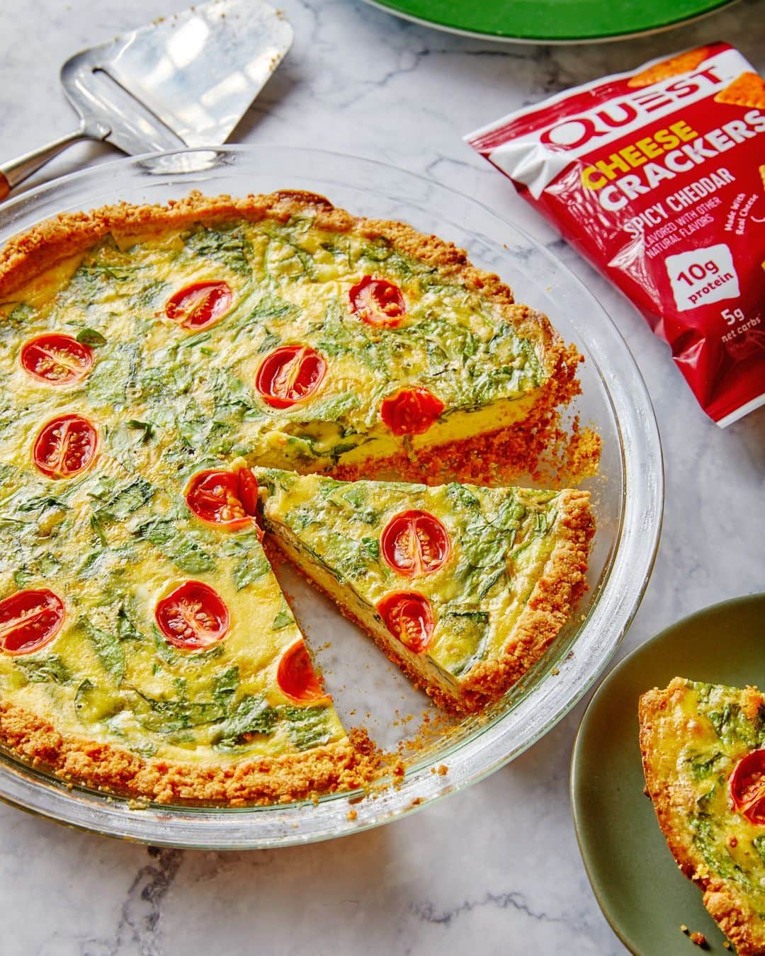 questnutritionのインスタグラム：「Questified Spicy Cheddar Quiche 💪🔥😋 • 👉 FULL RECIPE LINK IN BIO (swipe to 2nd card) 👈 • Per serving: 16g protein, 11g carb, 22g fat (11g net carbs) #onaquest #QuestNutrition #QuestCrackers」