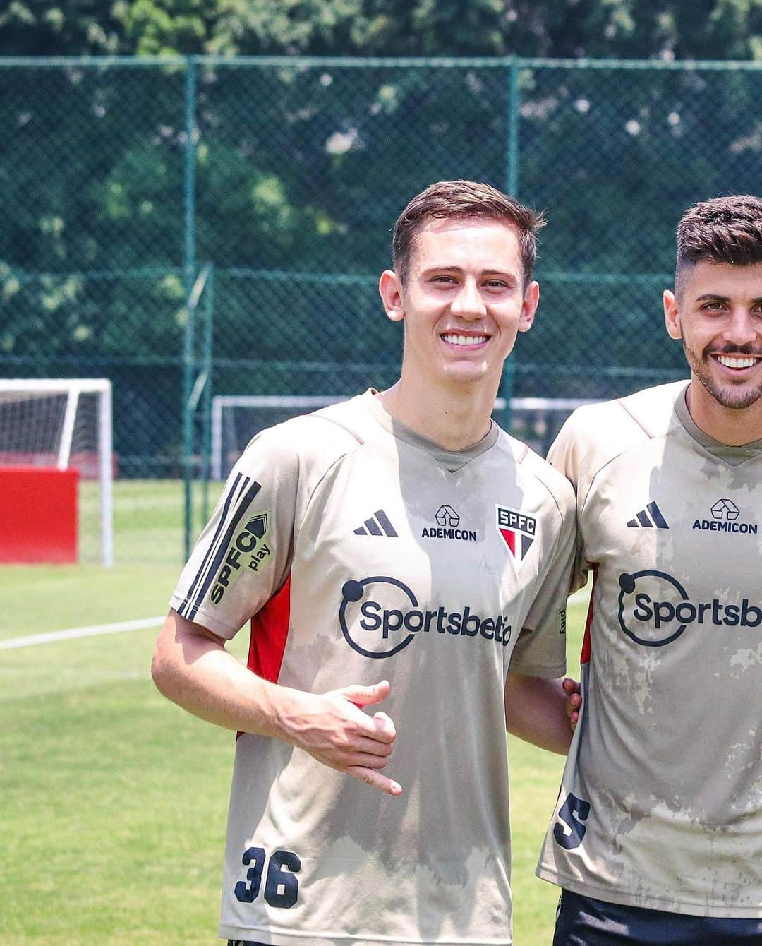 São Paulo FCのインスタグラム：「🇧🇷 O lateral-esquerdo Patryck, o zagueiro Beraldo e o volante Pablo Maia começam hoje um período de treinamento com a Seleção Brasileira Sub-23 na Data FIFA.  É a última fase de preparação antes da disputa do Pré-Olímpico, em janeiro, em busca de uma vaga nos Jogos de Paris 2024.  #MadeInCotia #VamosSãoPaulo 🇾🇪」