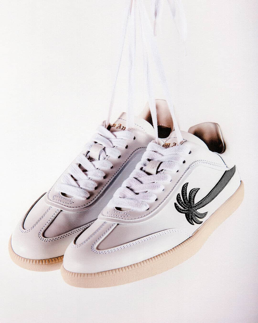 パーム・エンジェルスのインスタグラム：「A dialogue between surfaces and textures, codes and craftsmanship, tactile and visual, leading to a mutual redefinition of identities.  Palm Angels x Tod’s Tabs sneakers, now available at Palm Angels boutiques, on palmangels.com and at selected international wholesalers.  #PalmAngelsXTods  @Tods」