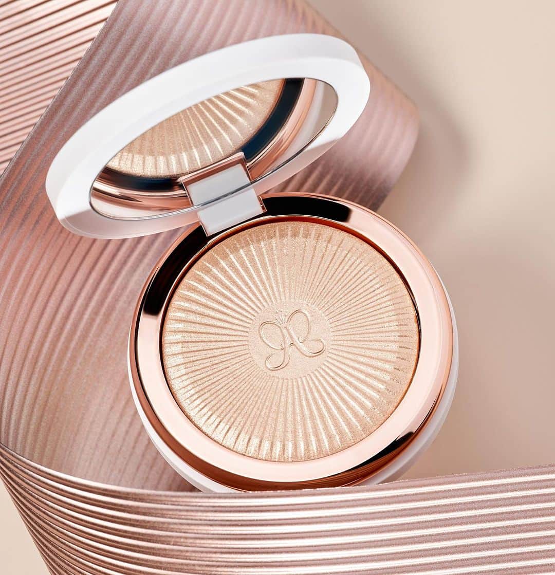 Anastasia Beverly Hillsのインスタグラム：「You know we’ve got you when it comes to finding the perfect highlighter 😏 Glow Seeker is universal and delivers buildable intensity with ZERO fallout 🙅🏾‍♀️  Add this beauty to your collection at the link in bio!   #AnastasiaBeverlyHills」