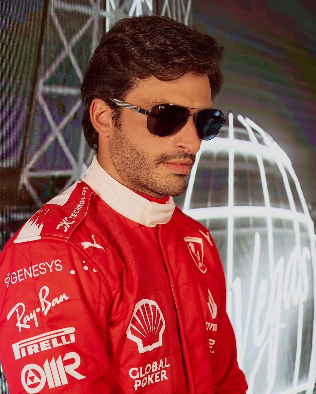 レイバンさんのインスタグラム写真 - (レイバンInstagram)「Race week ready and set to light up the #LasVegasGP. @Charles_Leclerc and @CarlosSainz55 are ready to run the city with the new Aviator Limited Edition inspired by Scuderia Ferrari’s first golden era.」11月14日 2時02分 - rayban