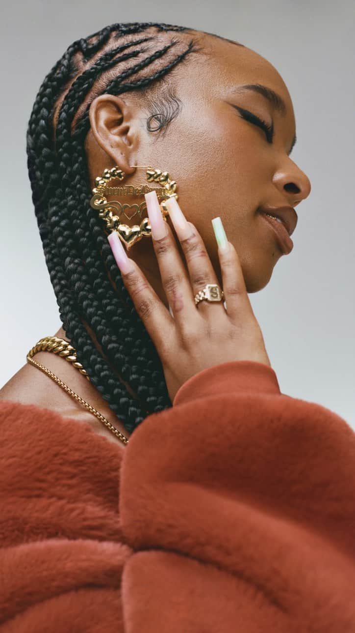 のインスタグラム：「Dancer, Creator & Host Storm DeBarge (@stormdebarge) levels up her style with edgy details. She wears her Nike Air Force 1 Wild three ways that uniquely capture who she is.   Check out her three key styling tips: 🖤 Keep it cozy and relaxed in effortless essentials  🖤 Play up your confidence with a touch of color  🖤 Opt for a sleek silhouette that lets your shoe shine」