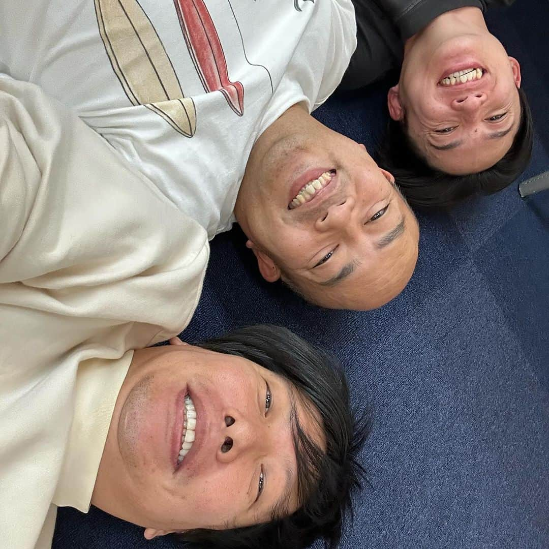 藤原時さんのインスタグラム写真 - (藤原時Instagram)「イベント終わりの打ち上げ帰り、メッセンジャー黒田さんを皆んなで、騎馬戦のように持ち上げよう、と云うことになり、何故か、みんなで担ぎ上げている図である。何が愉しいのか一切分からぬが、腹がちぎれるほど笑ってしまった。 最後のは楽屋で暇だったので。 ありがとう吉田たち。また来年。 #吉田たちの生誕 #なんばグランド花月 #配信あるよ　#11月15日12時まで販売 #吉田たち　#黒田さん」11月14日 2時03分 - fujisakitoki