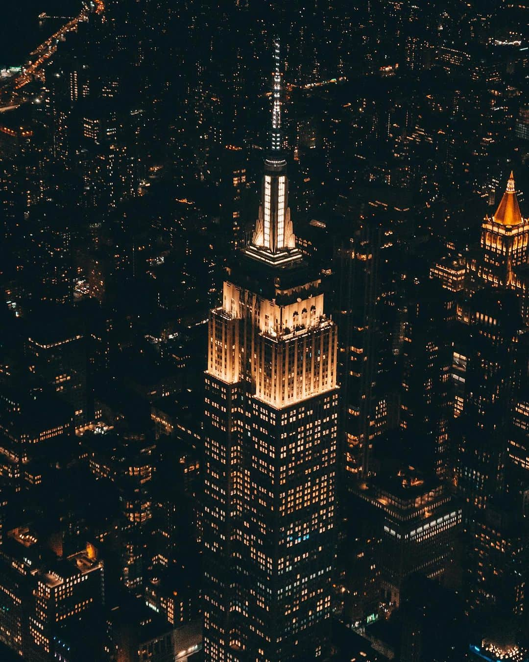 nyonairのインスタグラム：「Dreaming in the City That Never Sleeps 🌙✨   #flynyon #nyonair #nyc #nightflight #newyork #empirestate #photography」