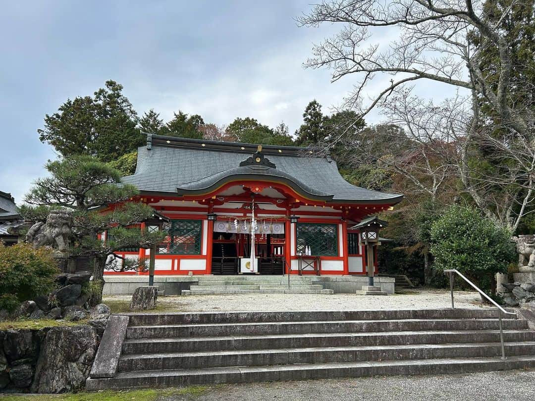 奥井雅美のインスタグラム：「先の写真続きです。 佐久奈度神社⛩️さま、ランチ、 本日の薪ストーブ笑 あと、オマケで、ツアー参加の方が持参された1997年の集いの写真☺︎ 奥井さん若いーっ なんか華奢だわ。。。 自称"JAM Project歌い筋"てのが首周りや、肩、背中についた上に、おねーさんになったので厚みがね😑  さっ寝よう😪」