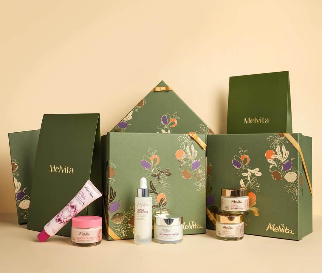 Melvita Officialのインスタグラム：「J-42 avant Noël 🤗  Il n'est jamais trop tôt pour commencer son shopping de Noël ! C'est pour cela que vous pouvez trouver dès maintenant nos différents coffrets Melvita qui répondent à tous vos besoins !  🩷 Le coffret hydratant source de roses  🤍 Le coffret éclat Nectar de lumière  🤎 Le coffret anti-âge Argan bio active.  Découvrez tous nos coffrets sur Melvita.fr」