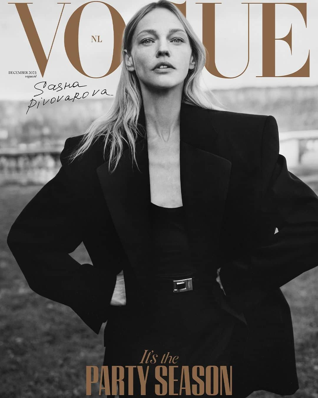 サーシャ・ピヴォヴァロヴァのインスタグラム：「The gift that keeps on giving: Vogue’s Party Issue is here in fourfold. We’re entering the festive season with four covers starring models Amanda Murphy, Sasha Pivovarova and Karen Elson – the latter celebrating that this is the 50th Vogue cover of her career. “When I was fourteen, I saw pictures of Kate Moss, Linda Evangelista, and Shalom Harlow and I knew: I wanted this, too”, Elson says in Vogue’s December issue. Find the issue in stores from Thursday 16 november or order it online via the Vogue Netherlands webshop. Click the link in bio for more on what to expect from Vogue’s December issue.   The gift that keeps on giving: Vogue's Party Issue is er in viervoud. We gaan het feestseizoen in met vier covers, gesierd door modellen Karen Elson, Amanda Murphy en Sasha Pivovarova. Extra bijzonder: Elson tikt met deze Vogue Nederland-cover vijftig Vogue-covers in totaal aan. “Op mijn veertiende zag ik foto’s van Kate Moss, Linda Evangelista, Shalom Harlow. Ik wist: dit wil ik ook”, vertelt Elson in het nieuwe decembernummer. Het nummer ligt vanaf donderdag 16 november in de winkels en is online te bestellen. Klik op de link in bio voor meer over Vogue’s nieuwe decembernummer.   Photography @agataserge, fashion director @lindagumusgerritsen, styling @sarahgorereeves, casting @sheri.chiu, producer @jean_cabacunganjarvis/@area1202, senior styling assistant @danzpda, location @wavehill, models @misskarenelson, @amandajeanmurphy/@imgmodels, @sasha_pivovarova/@imgmodel, hair @robertodicuia/@oribe, @tak8133/@thewallgroup/@oribe, @tsukihair/@oribe/@streetersagency, make-up @rieomoto/@seemanagement/@threecosmetic, @yukihayashi89/@clmagency, @kuma1206/@surratt/@streeters, production coordinator @Ita2020, prop stylist @hellojerryschwartz, interview @stijndevriesss, photo assistants @devonjarvis, @_thefox, stylist assistants @lorenadominguezv, @fridagarccia, @amandatbrennan, @meggg.pdf, production assistants @elysemarcinkowski, @rymmccarthy, @dannyweiner, darkroom @artlab_spokojna, Voue Nederland, december 2023」