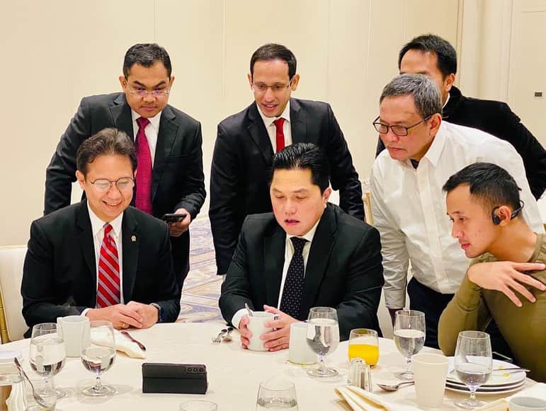エリック・トヒルのインスタグラム：「Deg-degan tapi tetap optimistis waktu nobar Timnas Indonesia vs Panama bersama para menteri dan delegasi yang ada di Washington D.C., Amerika Serikat.  Walaupun jauh dan nonton dari smartphone, tapi semangat untuk mendukung Indonesia ga pernah surut. Semoga di pertandingan terakhir bisa memberikan yang terbaik untuk Indonesia 🇮🇩  Foto: BPMI Setpres/Laily Rachev」