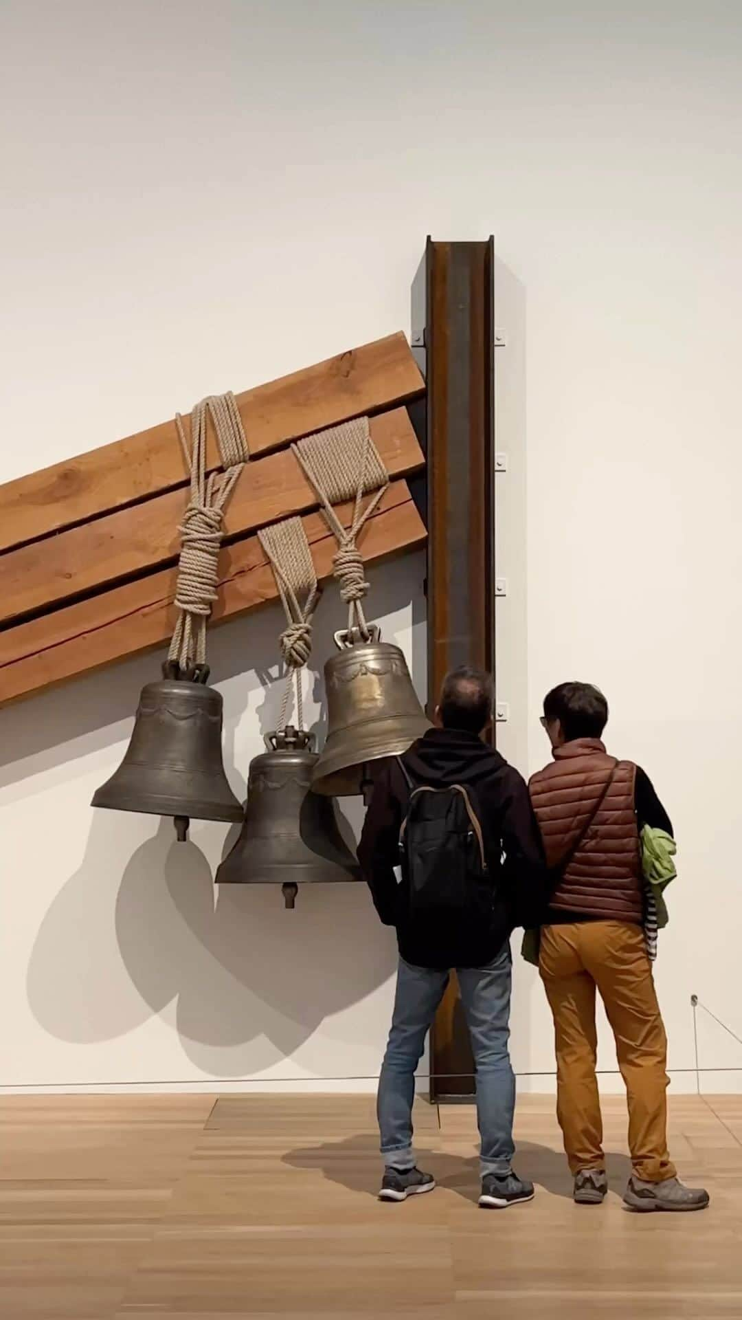 テート・ギャラリーのインスタグラム：「#GetToKnow Jannis Kounellis, the artist who turns familiar materials, charged with history and meaning, into poetic combinations of clashing values and powerful connections. 🔔 🪵  Kounellis (1936–2017) was born in the Greek port city of Piraeus, but lived and worked in Rome from 1956. His early paintings were inspired by words and graphics found in street signs, which he gradually reduced to letters, numbers and basic symbols arranged over plain backgrounds. In the late 1960s Kounellis became a key figure of the Italian arte povera (‘poor art’) movement. Artists associated with arte povera used ordinary materials of both natural and industrial origins and hoped to bring the experience of art closer to everyday life.  Many of Kounellis’s installations subtly change the architecture of the gallery. Some suggest the presence and actions of people, while other works carry strong associations both sensory and cultural. Explore the artist’s work up-close in our free Tate Modern display, @ARTISTROOMS: Jannis Kounellis.」