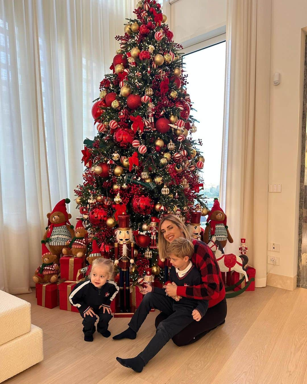 キアラ・フェラーニのインスタグラム：「Not moved in yet but we already have our dream Christmas tree in the new house 😍 Thank you my friend @vincenzodascanio for always creating and supplying us with your magic ideas🎄」