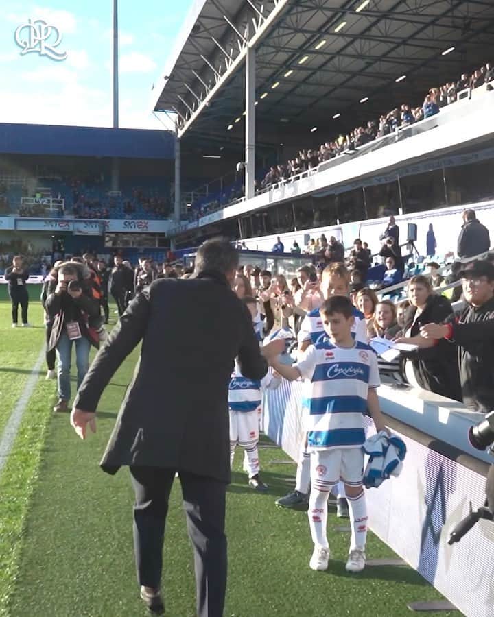 クイーンズ・パーク・レンジャーズFCのインスタグラム：「Our new gaffer greeting the R’s faithful before his first home game in charge on Saturday 🙏」