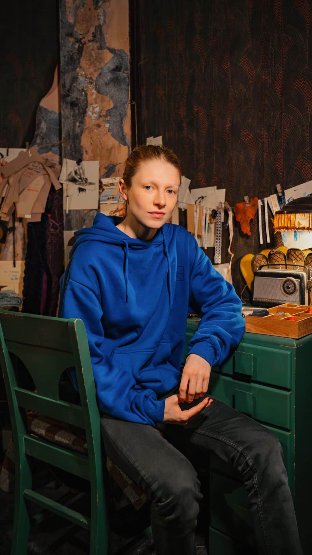 Instagramのインスタグラム：「“If you’ve ever wondered how detailed they are on movie sets … it doesn’t get more real than this.” —Actress @hunterschafer (Hunter Schafer) ⁣⁣  ⁣⁣ Welcome to Panem, where everything from the postage to the potatoes comes to life. We’re on the set of @thehungergames: “The Ballad of Songbirds & Snakes” with Hunter, who plays Tigris Snow in the new film. 🕊️🐍 ⁣⁣  ⁣⁣ To celebrate the film’s global release, Hunter took us behind the scenes in Berlin, Germany, for a peek at the Snow apartment, the iconic costumes and prop design and the alluring world of the Hunger Games.」