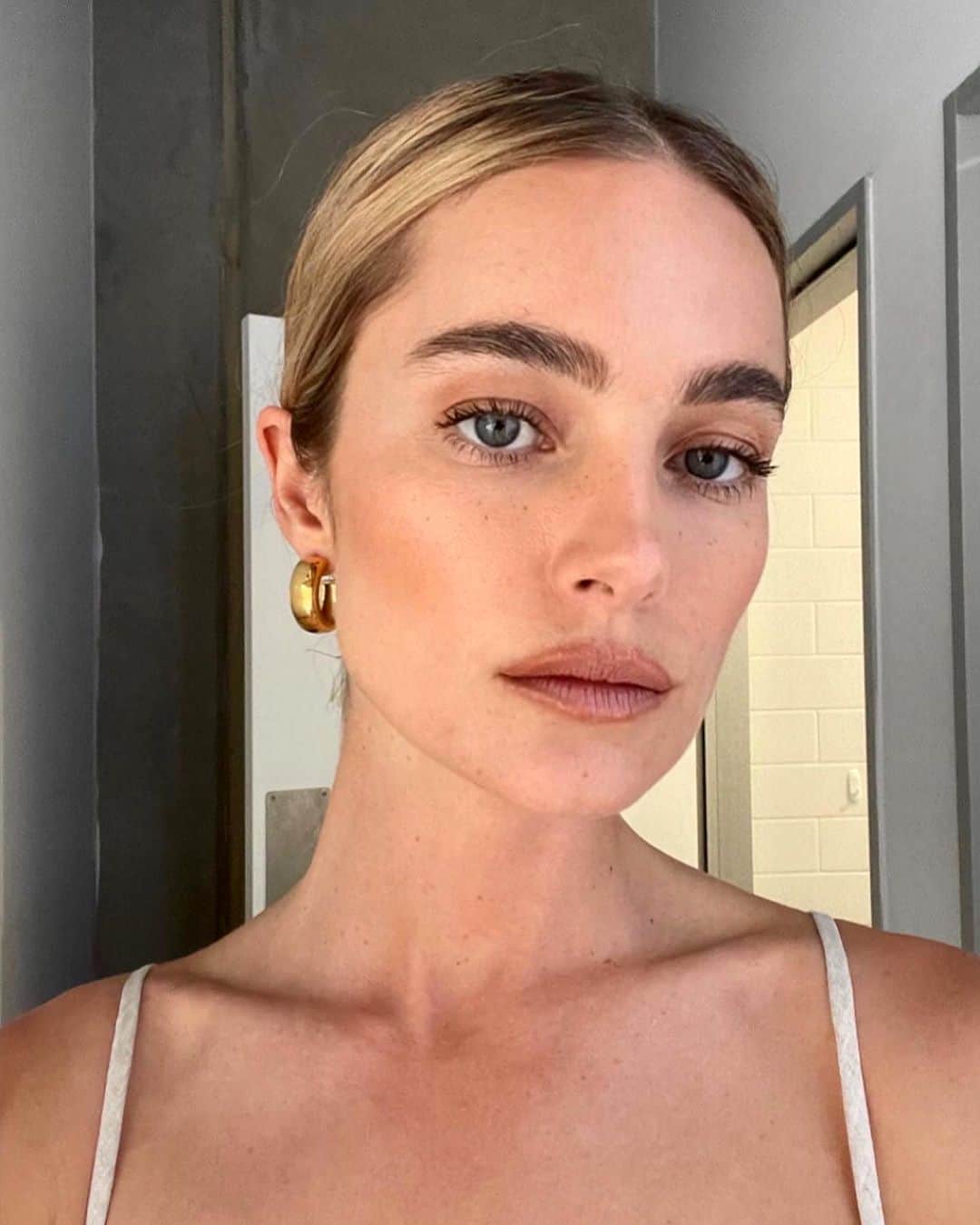 ブリジット・マルコムのインスタグラム：「Loves a strong brow, overfilled lips and freckles 🥰 @pennyantuar」