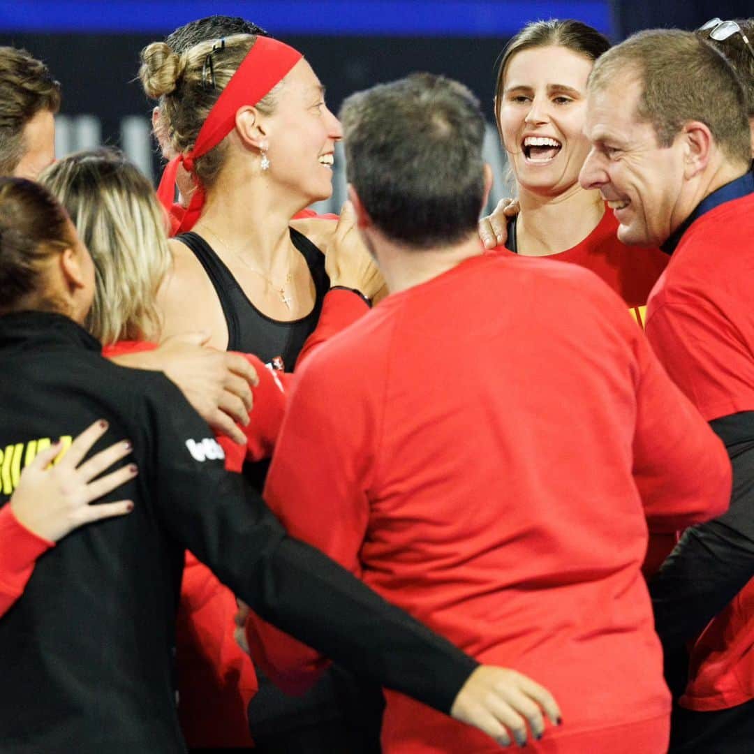 キルステン・フリプケンスのインスタグラム：「What a weekend!! So proud of the 🇧🇪 team and what a mental toughness and heart shown on the court by Greet and Yanina. True warriors!! 👏👏 I'm at the sideline now as assistant coach, but the passion and feelings remain exacly the same 🥰🇧🇪 Thanks equipo 🙏🇧🇪❤️」