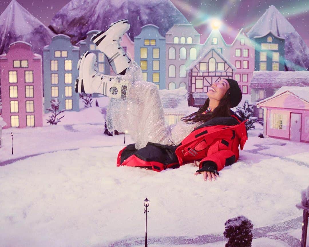 カナダグースのインスタグラム：「The perfect pairing featuring our snowiest essentials worn by Goose Person, @sarainfox. Our Snow Mantra Boot and a true classic pulled straight from our archives the Snow Goose Parka.   Explore our authenticated pre-loved platform, Generations for a wide range of rare, one-of-a-kind gifts that’s sure to make everyone on your list feel special. All products featured have been authenticated, repaired and dry-cleaned.   Photographed & Directed by @petrafcollins」