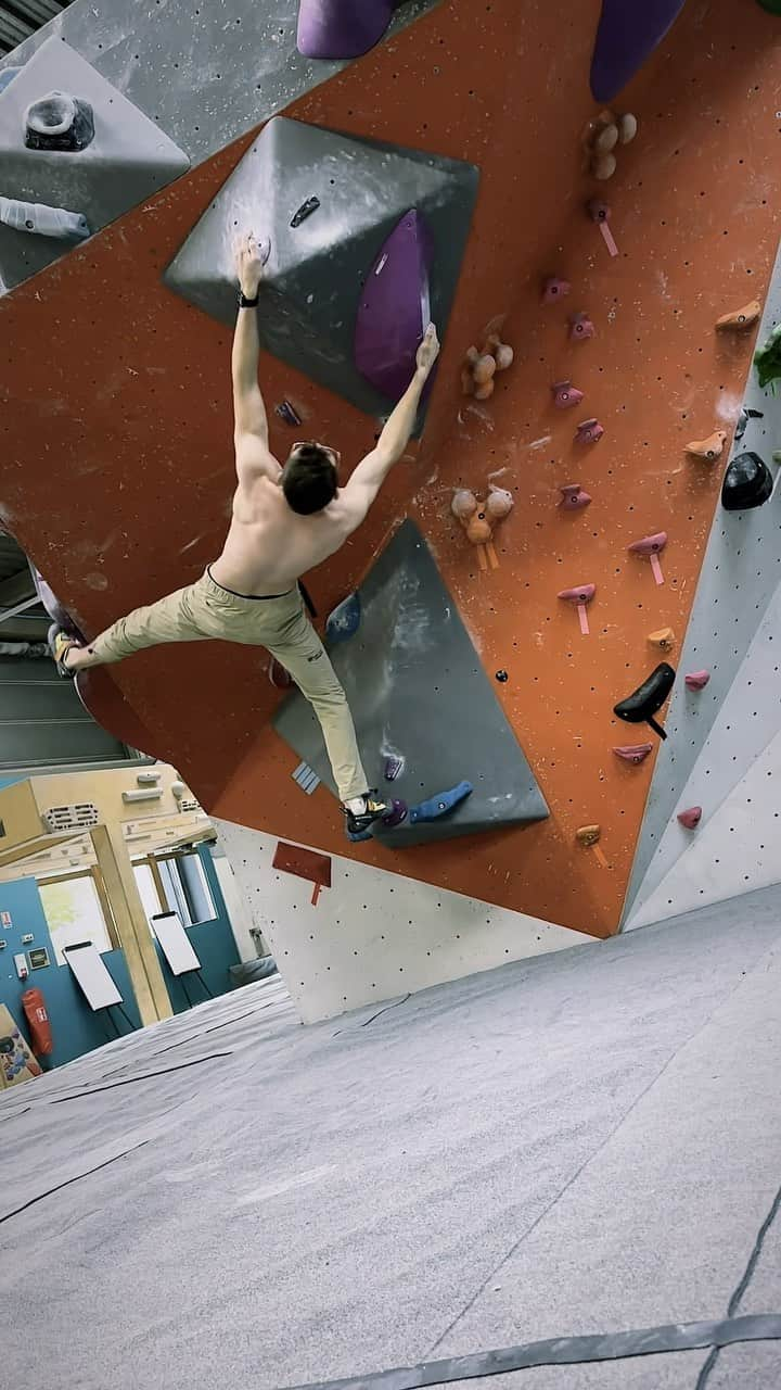 Manu Cornuのインスタグラム：「Quelques News!   Ma cheville continue d’être en rééducation, je grimpe strapé mais ça va de mieux en mieux. 🦿  Je serais à @blockoutbordeaux derrière la visseuse cette semaine pour ouvrir le Fight de vendredi. 🛠️  Et de retour en compétition dès la semaine prochaine pour voir où j’en suis et reprendre mes repaires. 🐅  Un retour sur ma saison 2023 ne devrait pas tarder à sortir chez @planetgrimpe 📝  🤙」