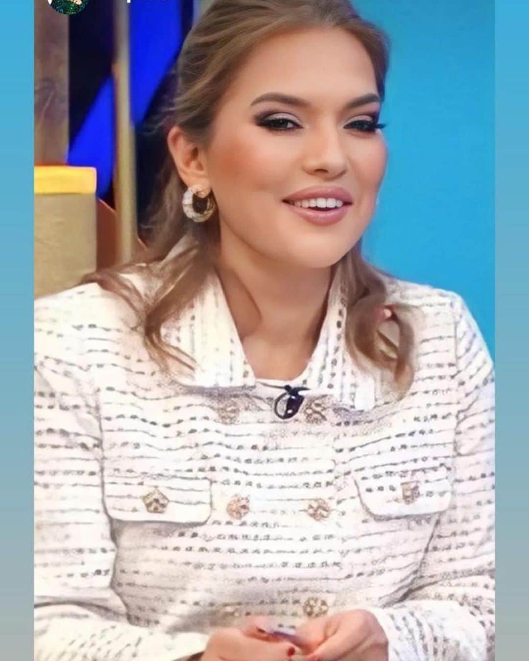 デメット・アカルンのインスタグラム：「Takım @ilvi_official 🧿küpe @byyesotakicanta 🌹🧿makyaj @ozlemsagiroglumakeuphair 💓 #gelkonuşalım」
