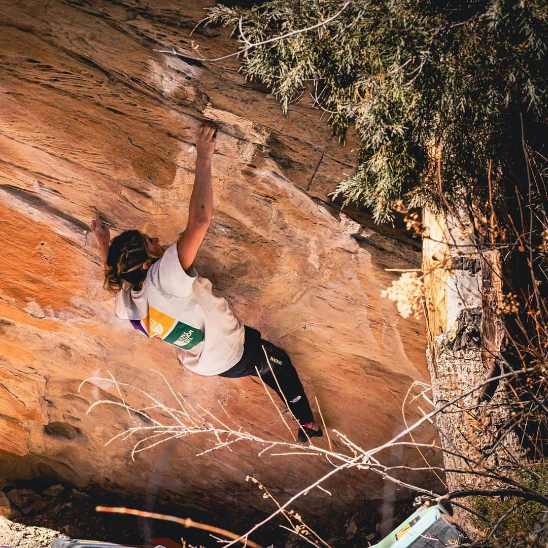 アレックス・ジョンソンのインスタグラム：「@melinacostanza After Hours V13/8B 👑  It was so fun “working” this with you, even though you sent so fast and I’ll probably be working it til spring. 😂 Your first V13 and my first time back on rock! 🖤  The lucky melina shirts strikes again! ft. victory treats 🍩😋 Camera and company @zoelizabetherwitz」